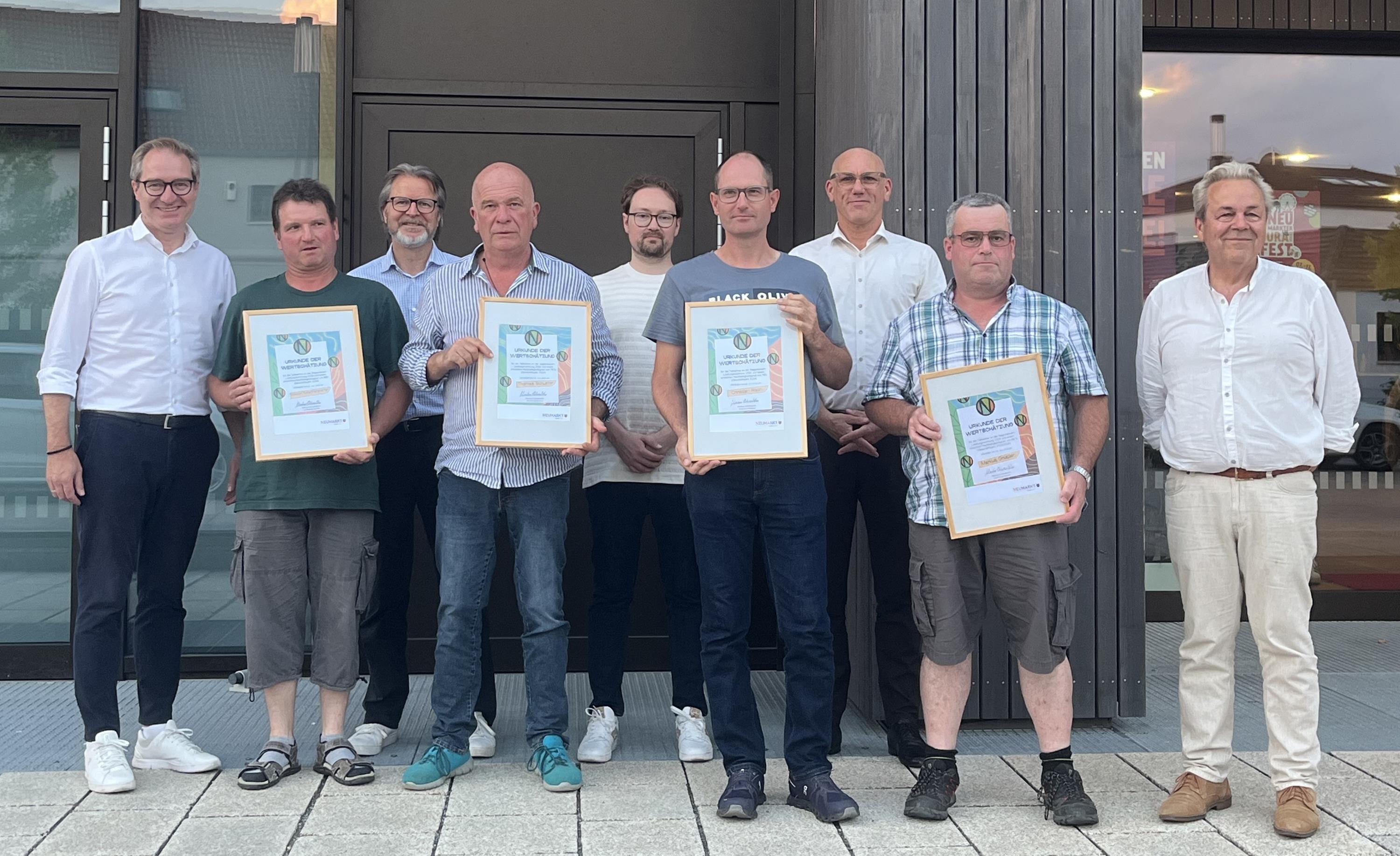 Oberbürgermeister Markus Ochsenkühn und die Ehrengäste händigten an die Landwirte die Gemeinwohlprämien aus.  Foto Lara Koller