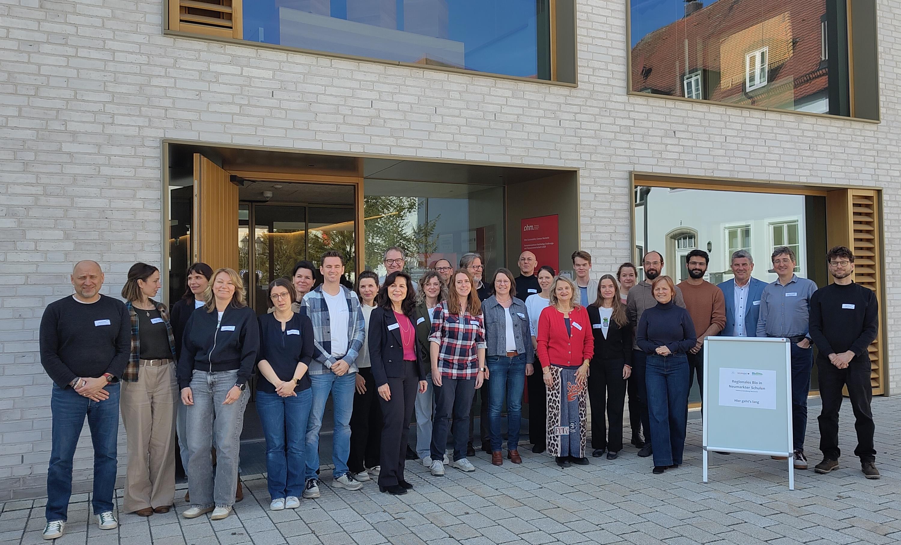Foto (Lara Koller): In Neumarkt hat sich im Rahmen des Bundesprogramms „Bio Bitte“ schon im Frühjahr ein starkes Netzwerk getroffen. Jetzt gibt es mit dem Forum „Bio-Regional in der Schulverpflegung“ den nächsten Schritt.