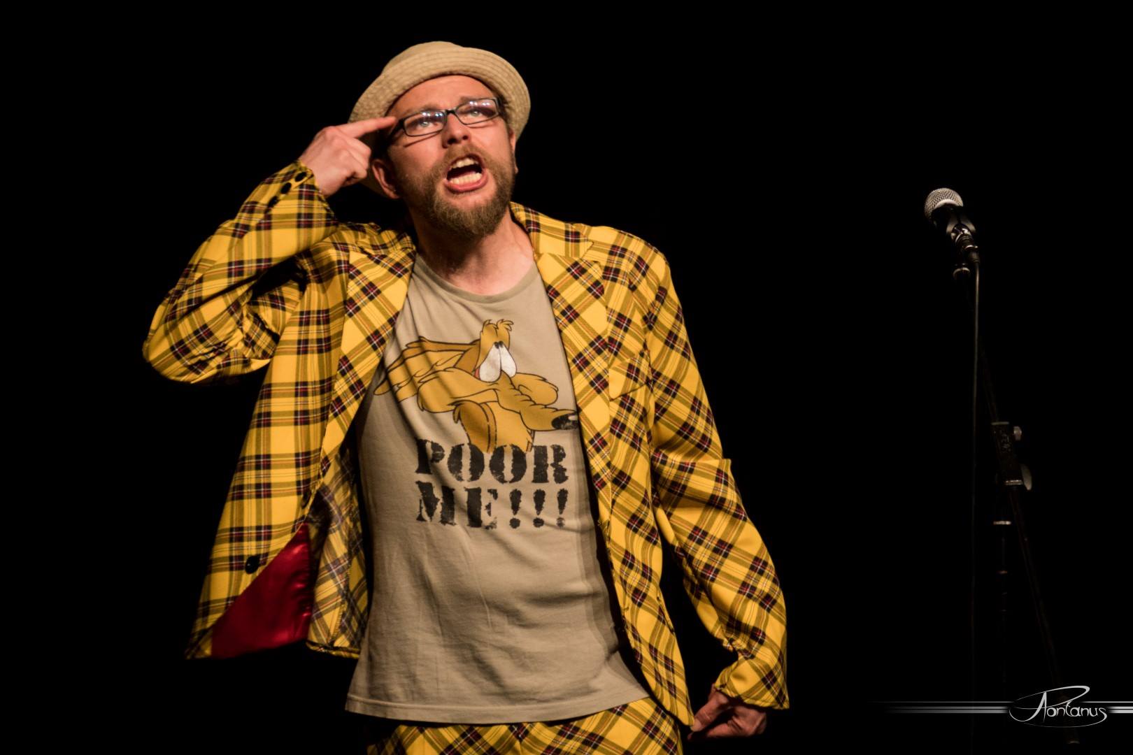 Moderation auf höchstem Niveau mit schrillen Outfits: Michael Jakob (Zirndorf) leitet den Neumarkter Poetry Slam.
Fotograf: Andi Pontanus Leider haben wir keinen Alternativtext zu diesem Bild, aber wir arbeiten daran.