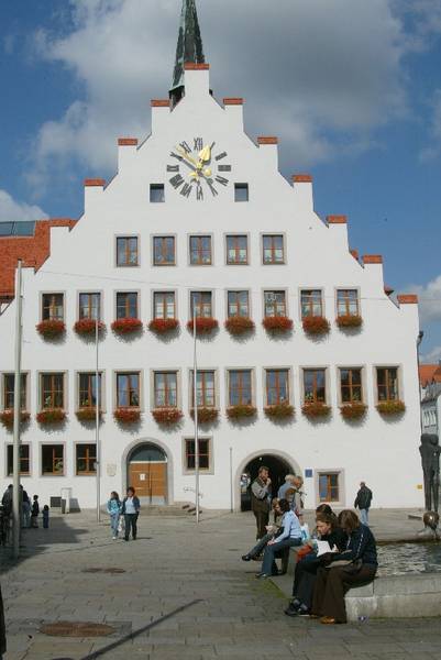 Saniertes Rathaus 1 mit verkehrsberuhigter Zone