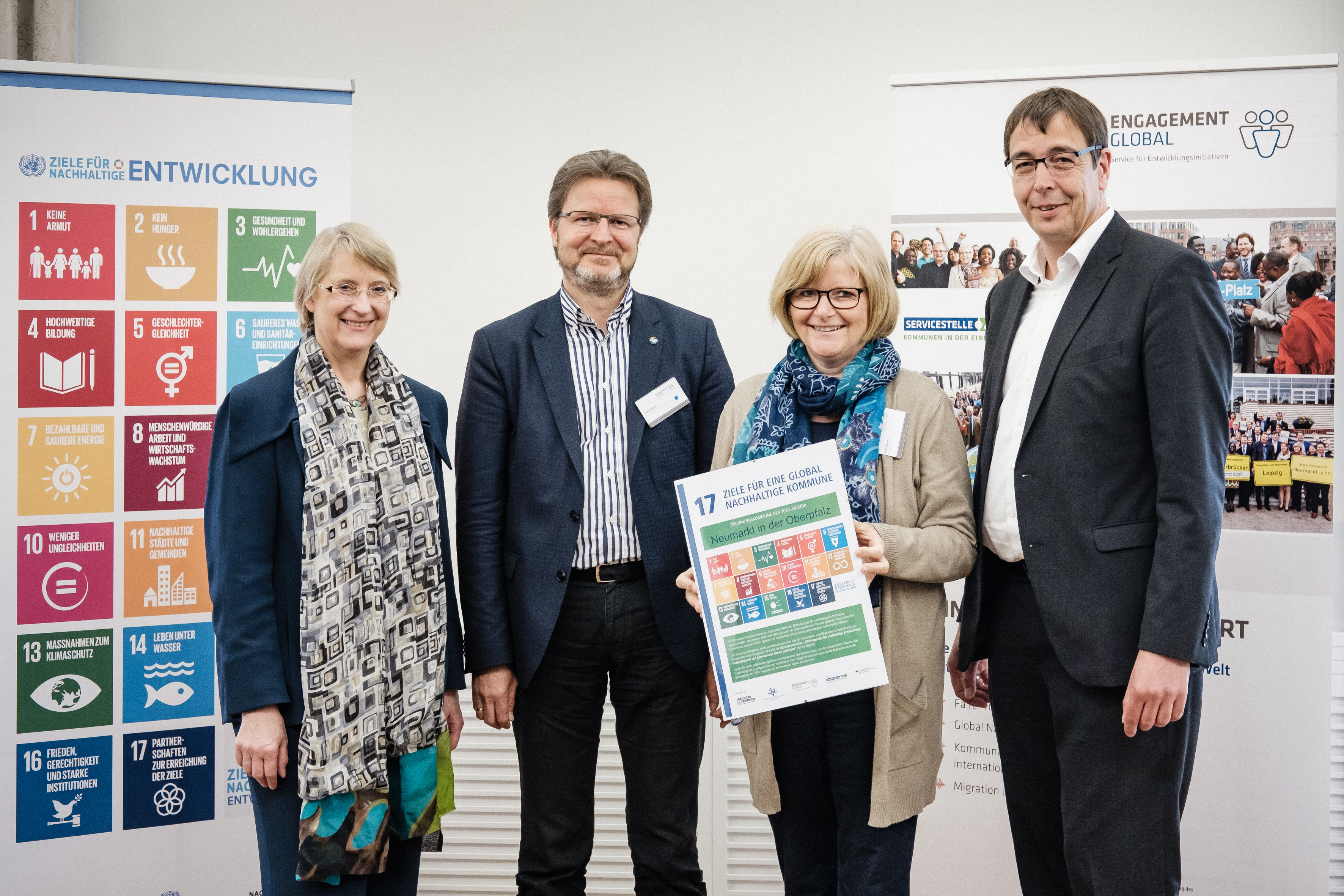 Von links nach rechts: Dr. Doris Witteler-Stiepelmann, Referatsleiterin im Bundesministerium für wirtschaftliche Zusammenarbeit und Entwicklung, Ralf Mützel, Amtsleiter für Nachhaltigkeitsförderung, Stadträtin Ruth Dorner sowie Dr. Stefan Wilhelmy, Leiter der Servicestelle Kommunen in der Einen Welt. Leider haben wir keinen Alternativtext zu diesem Bild, aber wir arbeiten daran.