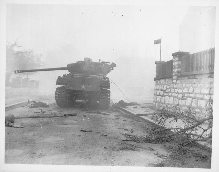 Ein amerikanischer Sherman-Panzer in Neumarkts Straßen