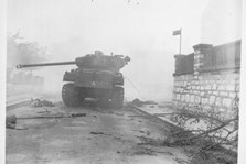 Ein amerikanischer Sherman-Panzer in Neumarkts Straßen
