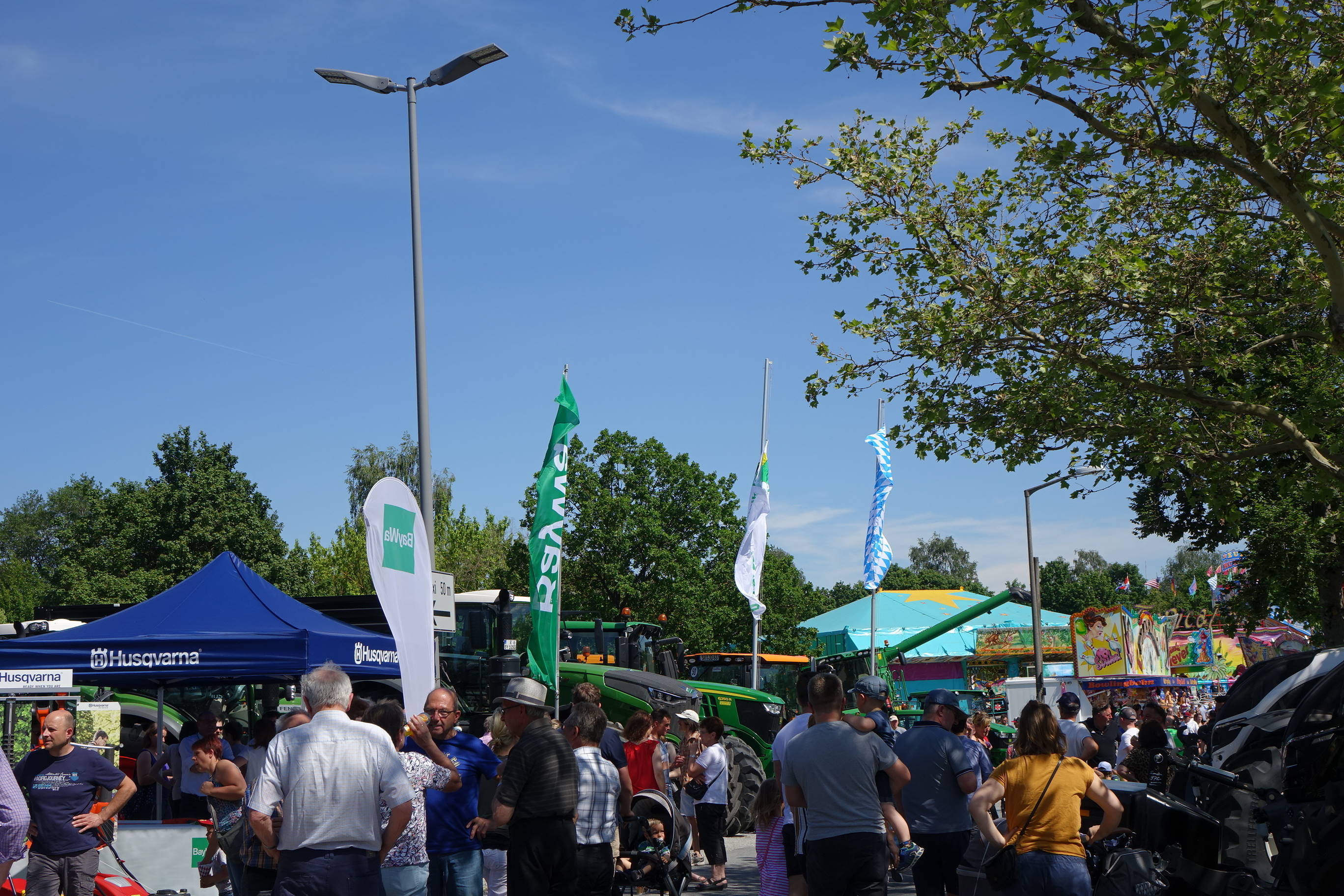 Ausstellung und Frühlingsfest.jpg Leider haben wir keinen Alternativtext zu diesem Bild, aber wir arbeiten daran.
