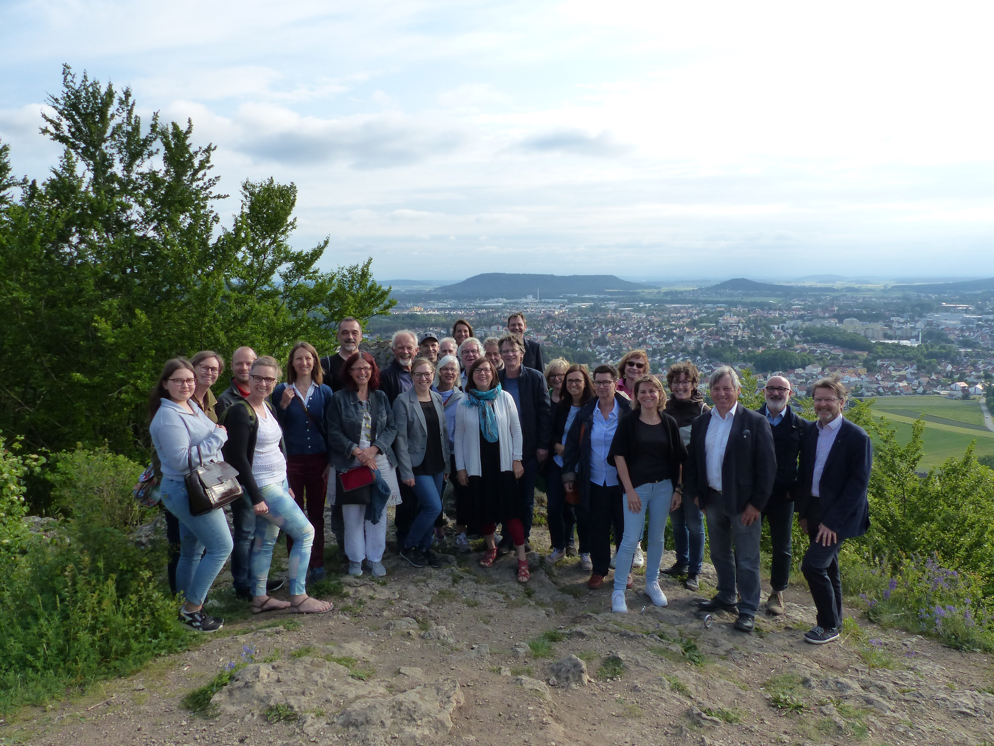 Nach dem Besuch im Naturkindergarten am Wolfstein konnten die Besucher den schönen Blick vom Krähentisch auf die Stadt Neumarkt genießen. Leider haben wir keinen Alternativtext zu diesem Bild, aber wir arbeiten daran.
