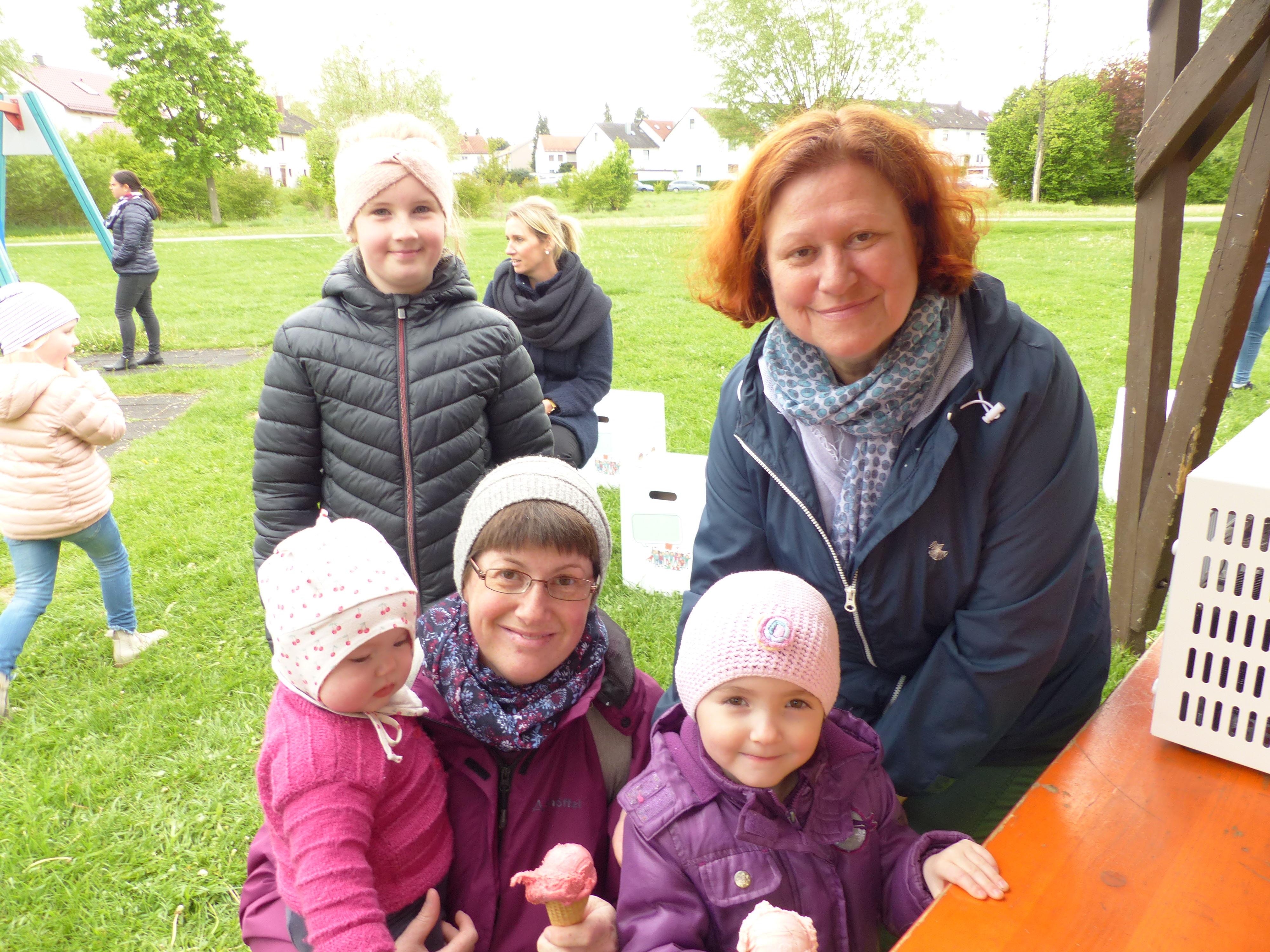 Bürgermeisterin Heßlinger verteilte das Eis.jpg Leider haben wir keinen Alternativtext zu diesem Bild, aber wir arbeiten daran.