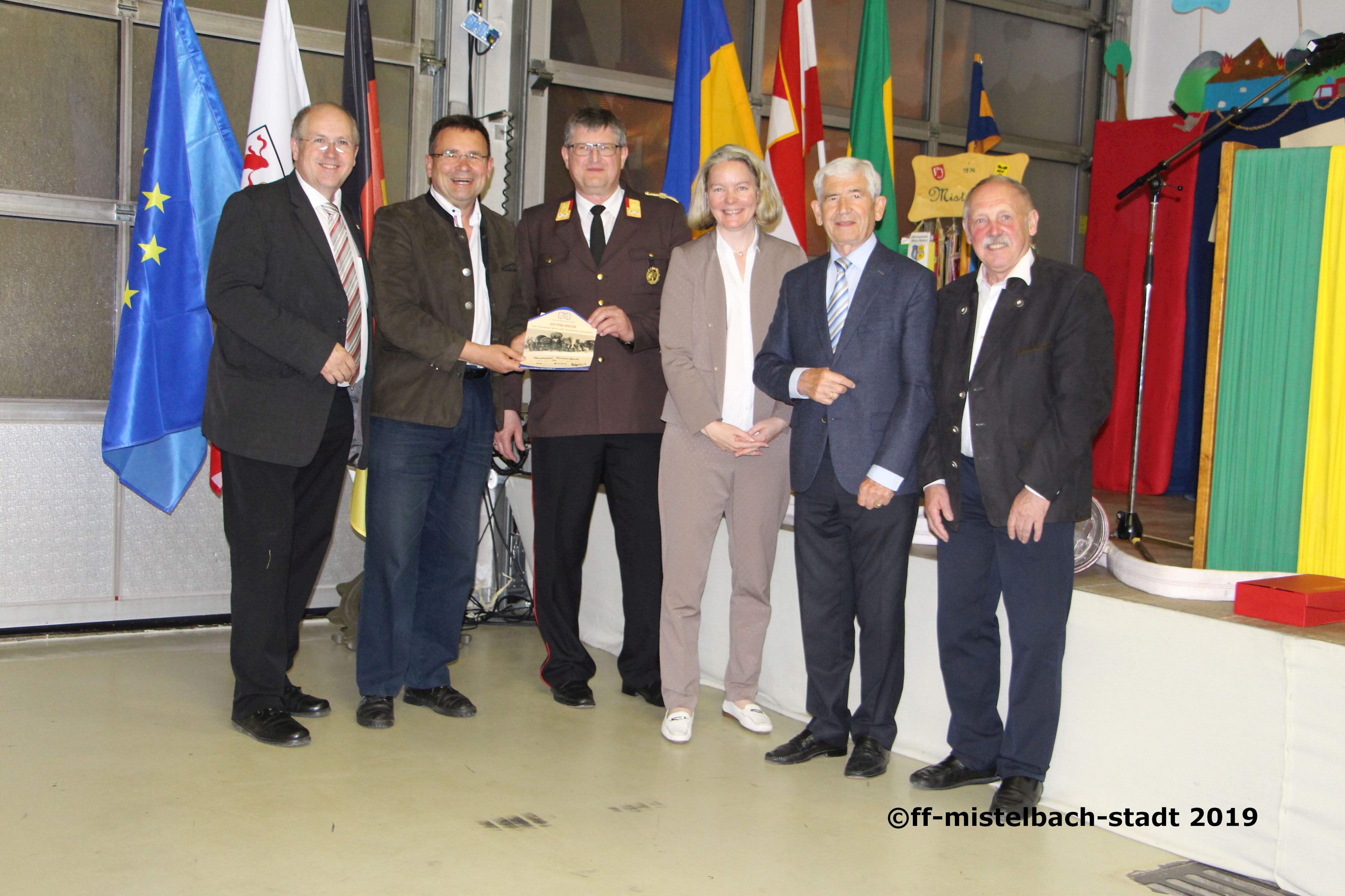 Feuerwehrjubiläum in Mistelbach: Alfred Pohl, Helmut Jawurek, Gerhard Grum, Bezirkshauptfrau Gerlinde Draxler, Landtagspräsident a.D. Edmund Freibauer und Heiner Zuckschwert freuten sich. Leider haben wir keinen Alternativtext zu diesem Bild, aber wir arbeiten daran.