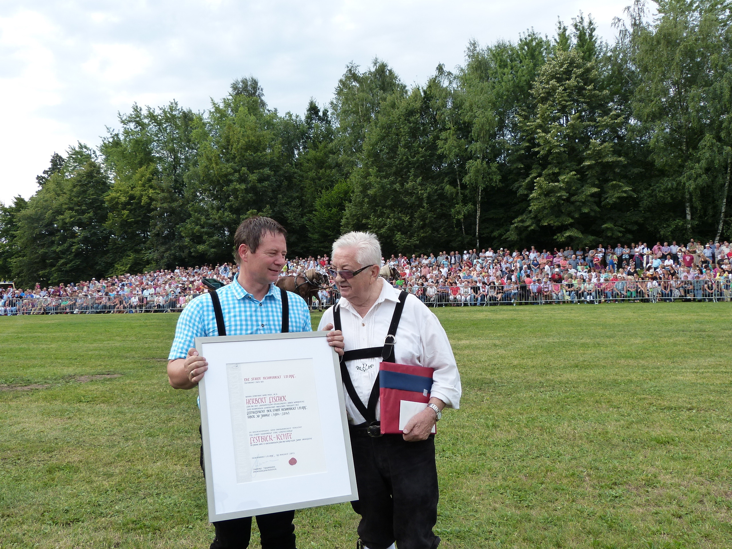 Letztes JURA-Volksfest als Festreferent 2013 - Oberbürgermeister Thomas Thumann überreicht bei der Pferde- und Fohlenschau an Herbert Fischer die Urkunde für die Festbierrente auf dem Neumarkter Volksfest Leider haben wir keinen Alternativtext zu diesem Bild, aber wir arbeiten daran.