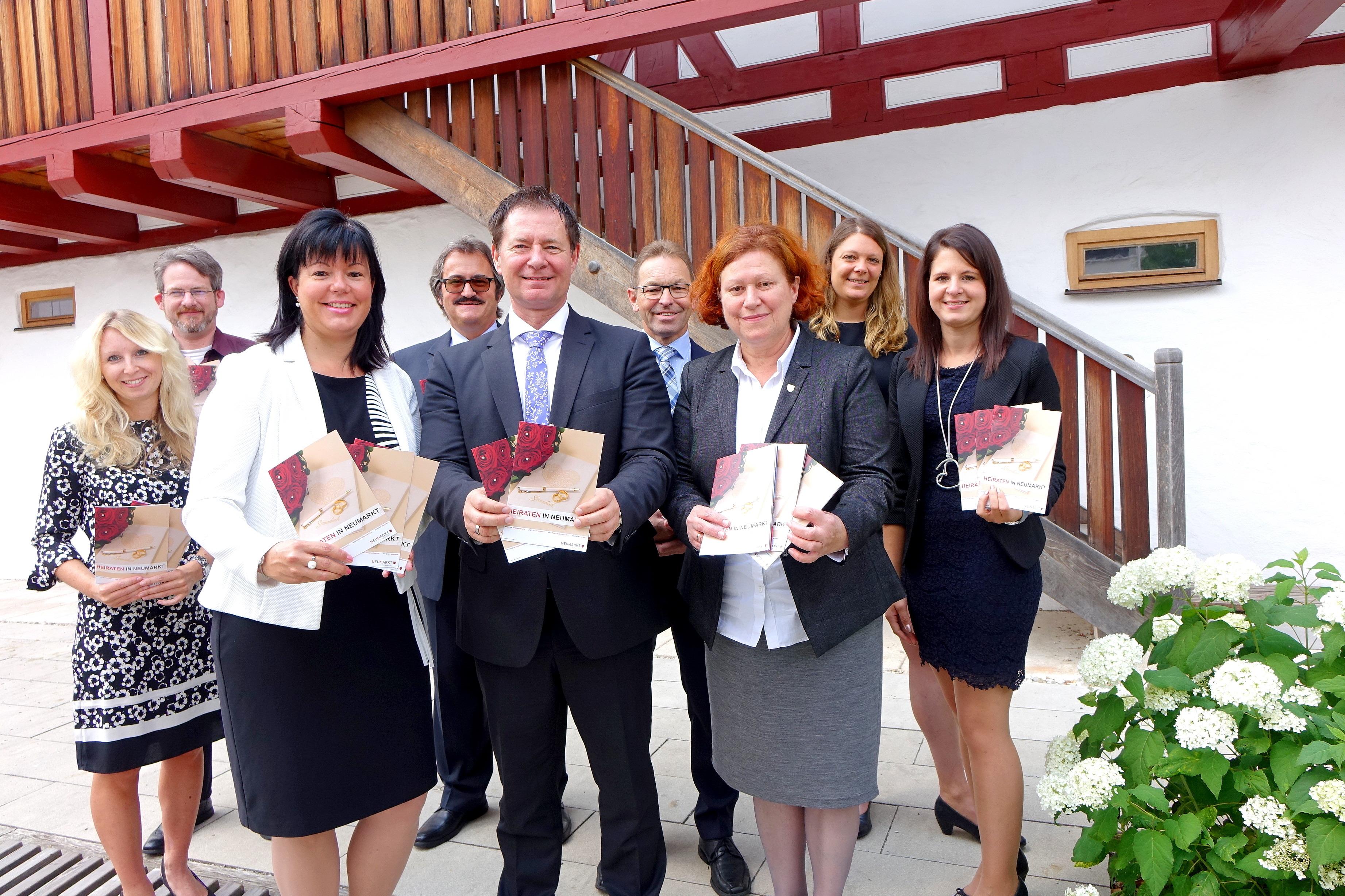 Vorne: Oberbürgermeister Thomas Thumann mit Standesamtsleiterin Tanja Kürzinger (links von ihm) und Zweiter Bürgermeisterin Gertrud Heßlinger (rechts von ihm)
Hinten: Die weiteren 5 Standesbeamtinnen und -beamten sowie Stephan Dierlamm (2. von links)
Foto: Franz Jank Leider haben wir keinen Alternativtext zu diesem Bild, aber wir arbeiten daran.