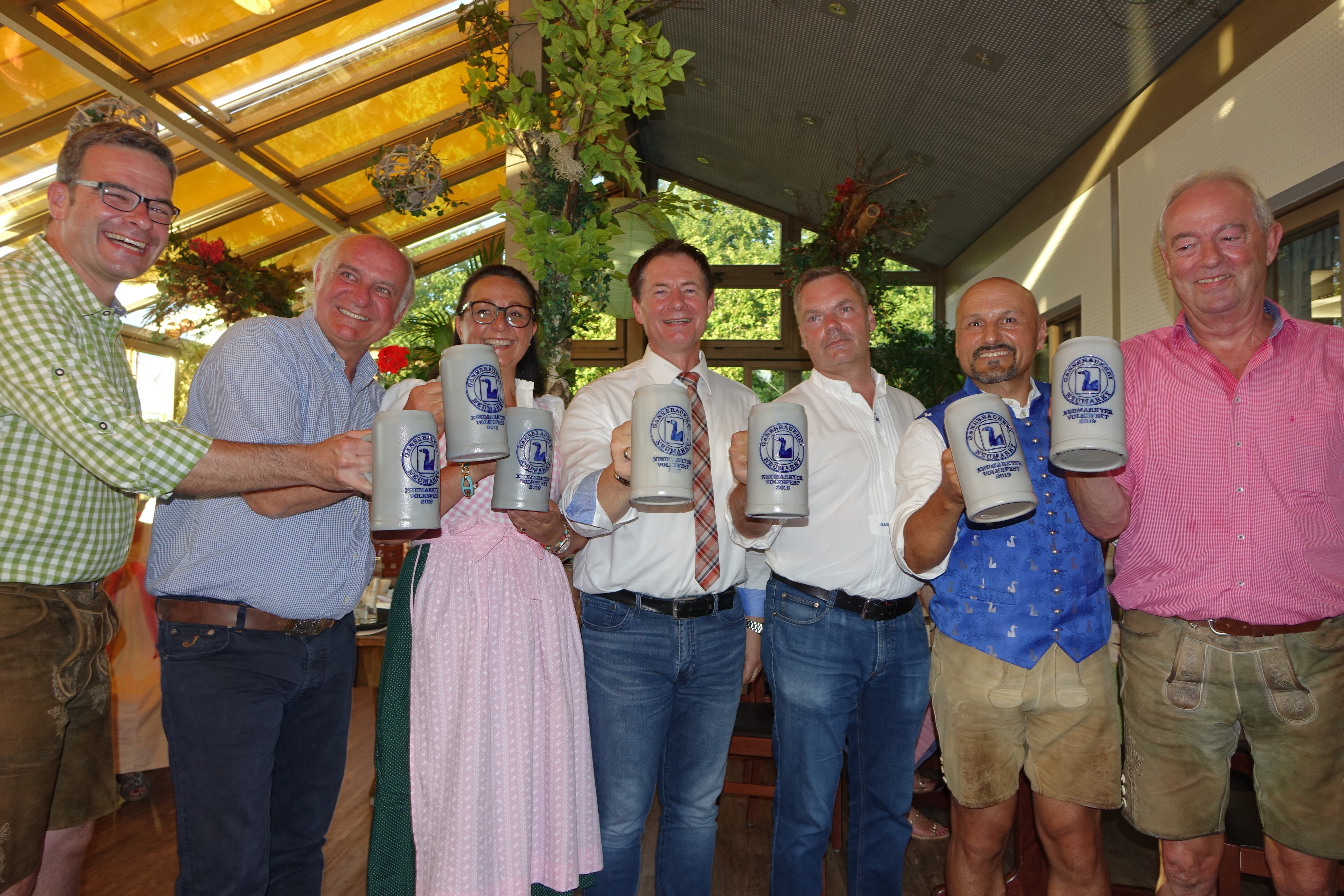 Anstoßen auf ein erfolgreiches Volksfest.JPG Leider haben wir keinen Alternativtext zu diesem Bild, aber wir arbeiten daran.