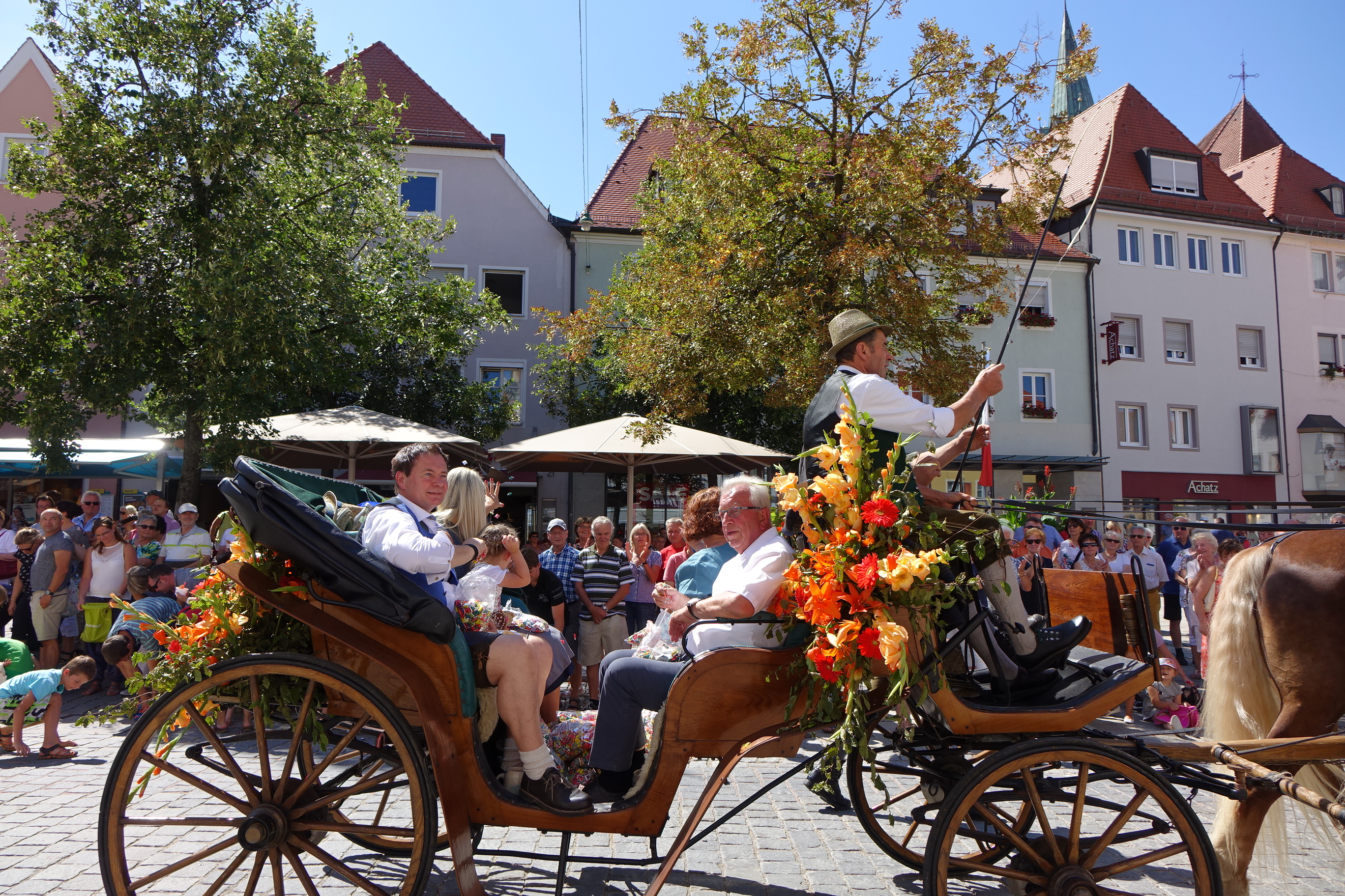 OB Festwagen.jpg Leider haben wir keinen Alternativtext zu diesem Bild, aber wir arbeiten daran.