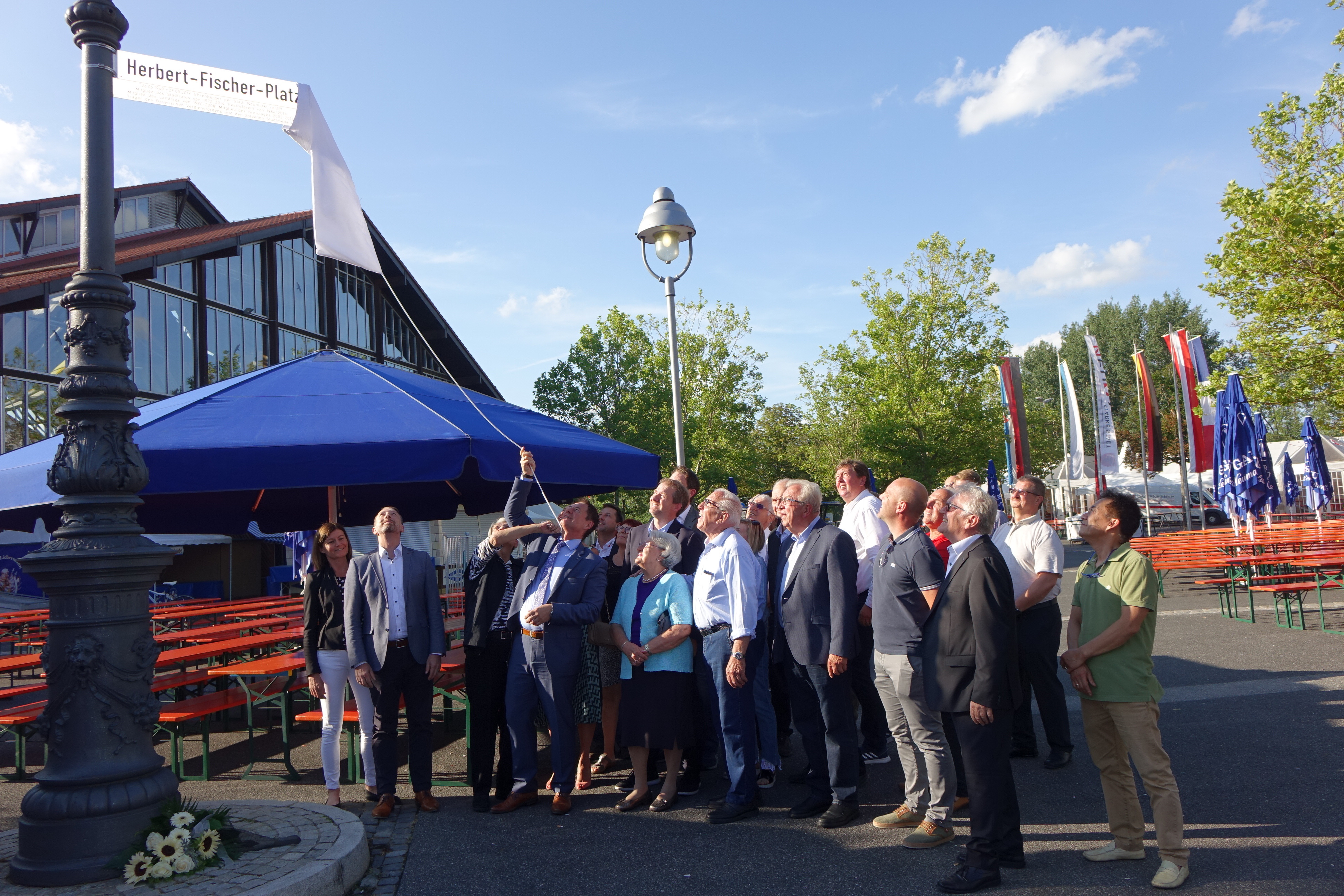 Platz nach Herbert Fischer benannt