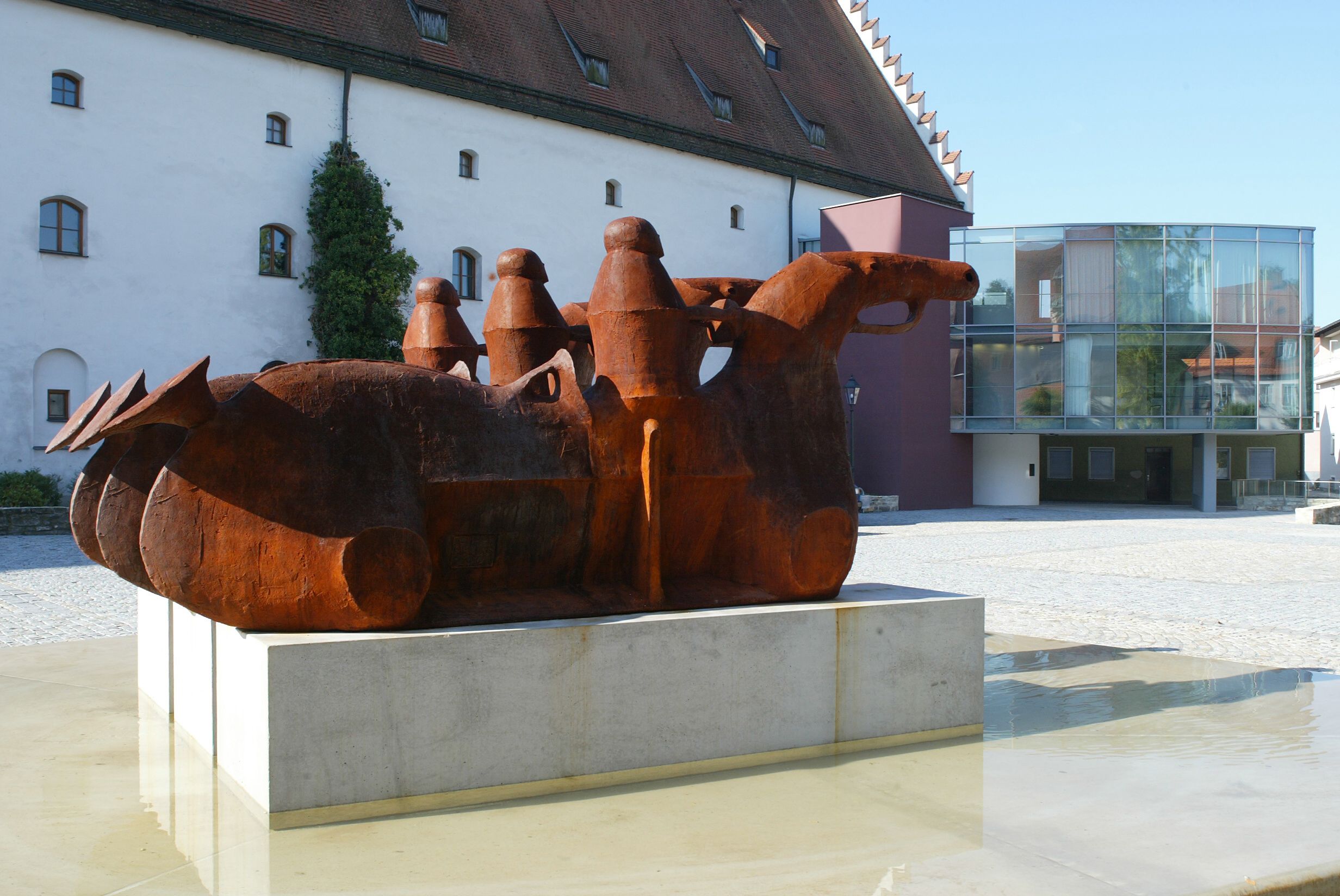 Lothar Fischers Brunnenanlage Drei Reiter von 2002 auf dem Residenzplatz in Neumarkt. Foto: Lothar Fischer Leider haben wir keinen Alternativtext zu diesem Bild, aber wir arbeiten daran.