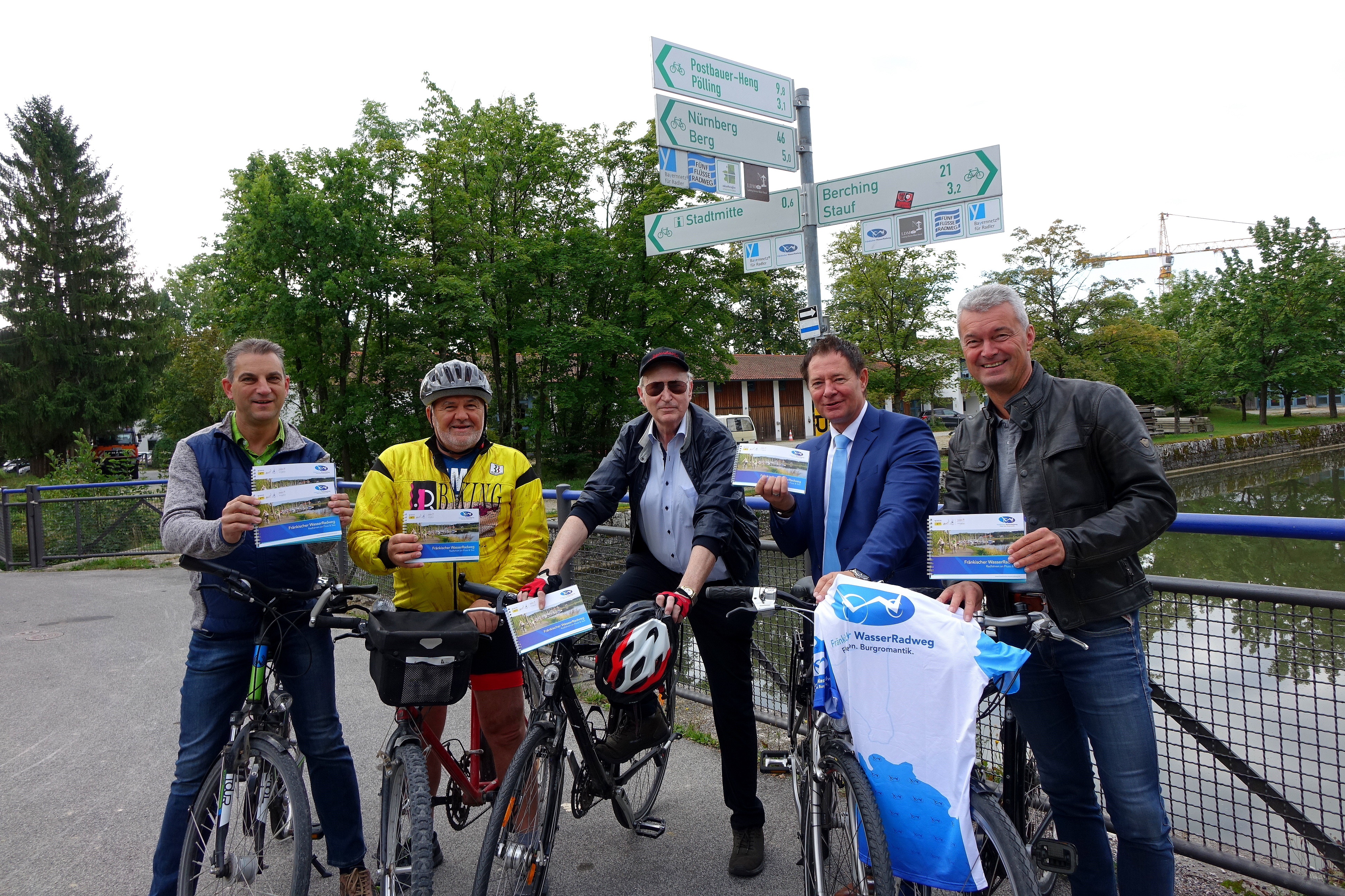 Bild: Die „Macher“ des touristischen Radkonzepts der Stadt vor einer neuen FGSV-Beschilderung am Knotenpunkt Kanalhafen Neumarkt mit Rainer Seitz (Amt für Touristik), Georg Ziegler (Stadtgärtnerei), Karl Lehmeier (Ehrenvorsitzender Tourismusverband), Oberbürgermeister Thomas Thumann und SR, Tourismusreferent und Geschäftsführer Regionalpark Quellenreich Werner Thumann. (von links nach rechts)
Fotonachweis: Dr. Franz Janka/Stadt Neumarkt Leider haben wir keinen Alternativtext zu diesem Bild, aber wir arbeiten daran.