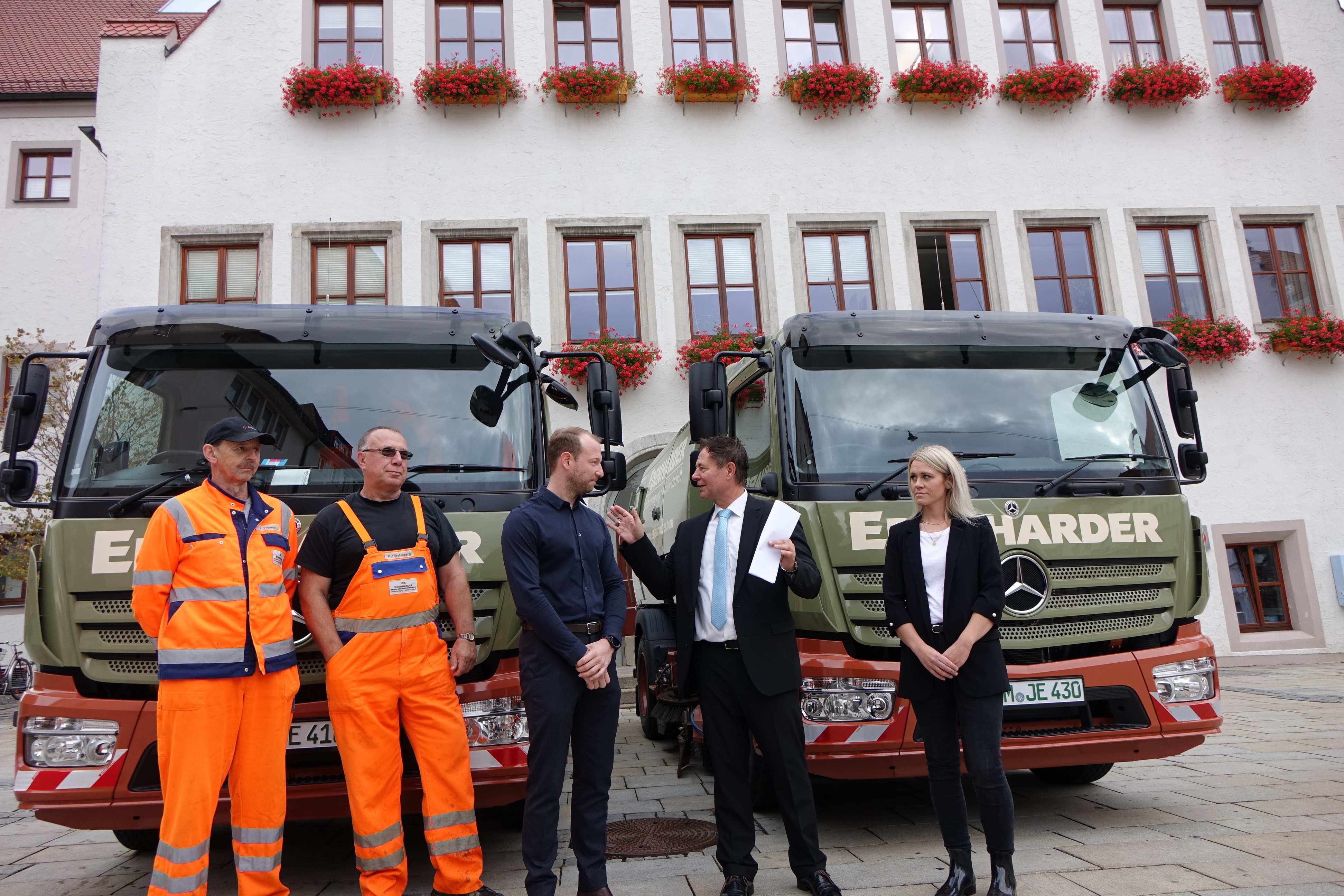 OB Thumann stellt Straßenreinigung vor.JPG Leider haben wir keinen Alternativtext zu diesem Bild, aber wir arbeiten daran.