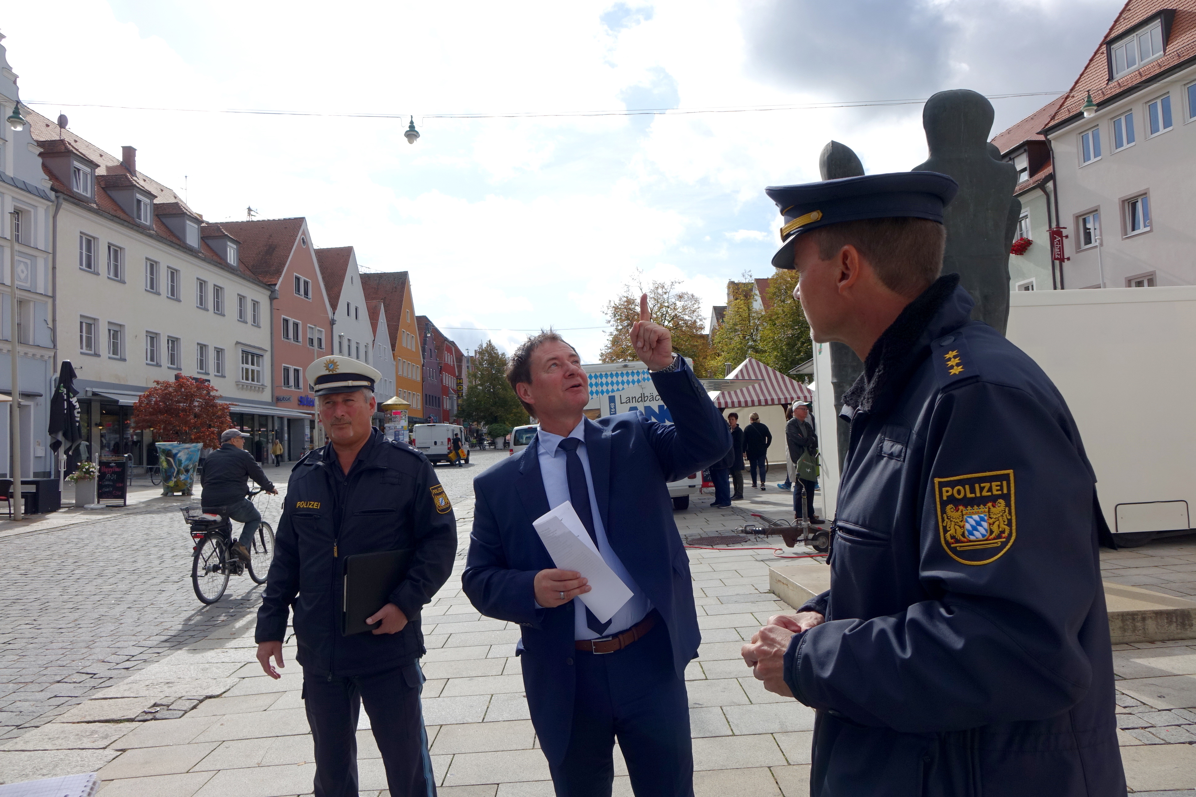 OB sieht Durchfahrende vom Fenster aus.JPG Leider haben wir keinen Alternativtext zu diesem Bild, aber wir arbeiten daran.