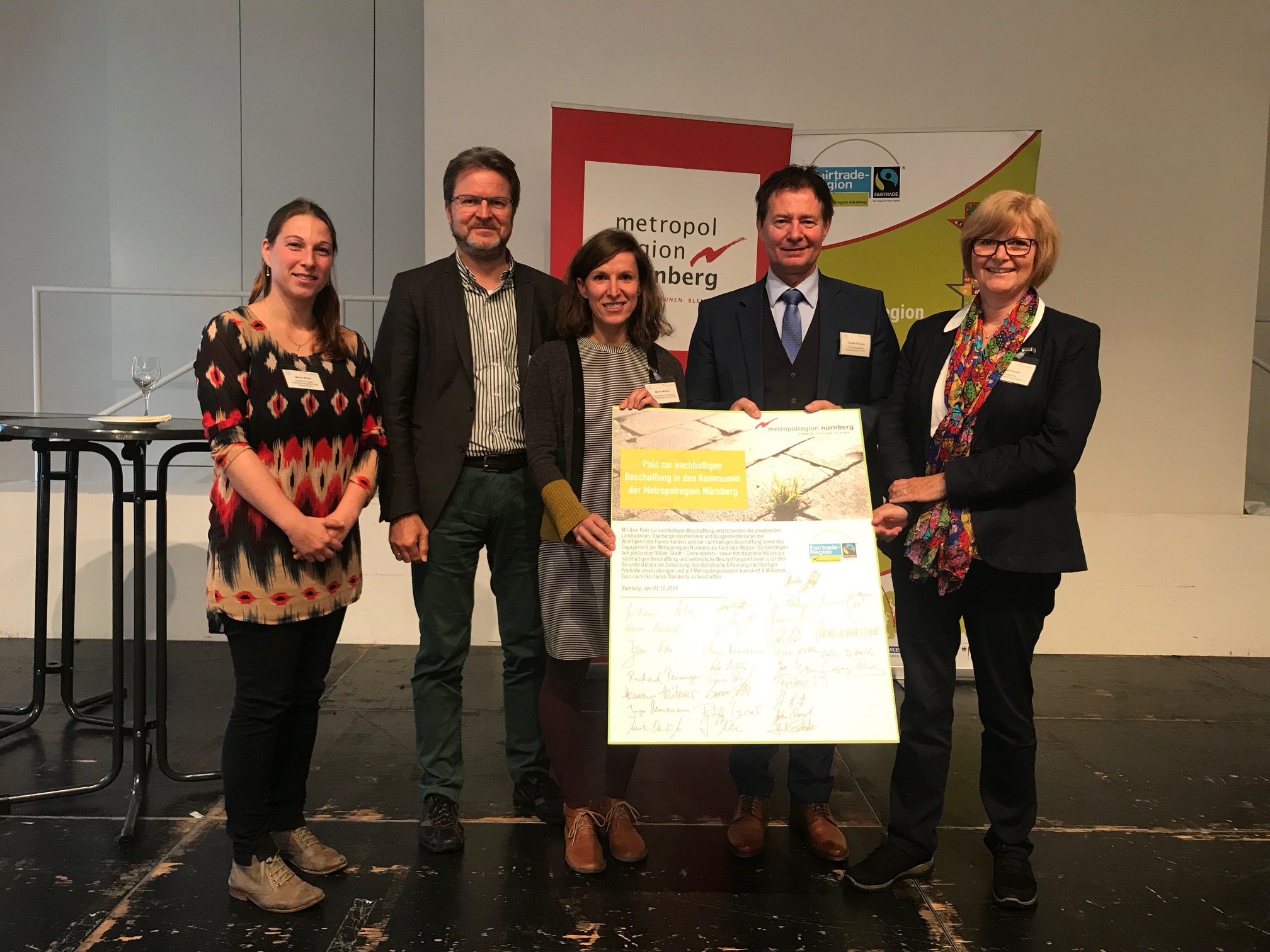 (Fotoquelle: Jürgen Schabel): Die Neumarkter Delegation auf dem Fairtrade Gipfel in Bamberg (von rechts nach links): Stadträtin Ruth Dorner, Oberbürgermeister Thomas Thumann, Amtsleiter für Nachhaltigkeitsförderung Ralf Mützel, Marica Münch, Vorsitzende des FairKulturCafé e.V. und Marina Malter, Projektmanagerin für nachhaltige Beschaffung bei der Entwicklungsagentur Faire Metropolregion. Leider haben wir keinen Alternativtext zu diesem Bild, aber wir arbeiten daran.