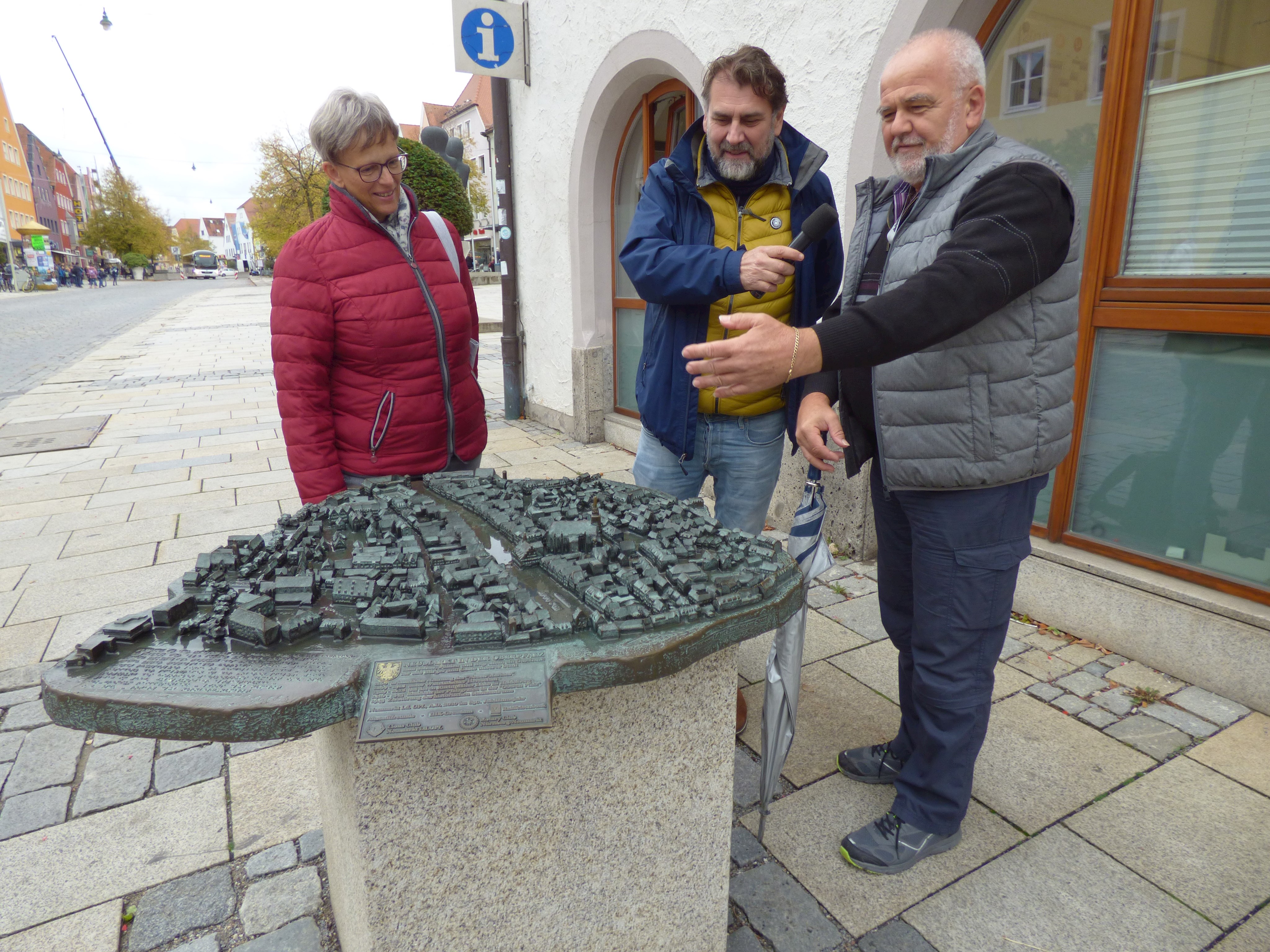 Reisejournalist und Radioreporter Peter-Georg Agathakis zusammen mit Gästeführer Georg Ziegler und Christine Tischner vom Amt für Touristik Neumarkt vor dem Stadtmodell (Foto: Amt für Touristik/Rainer Seitz) Leider haben wir keinen Alternativtext zu diesem Bild, aber wir arbeiten daran.