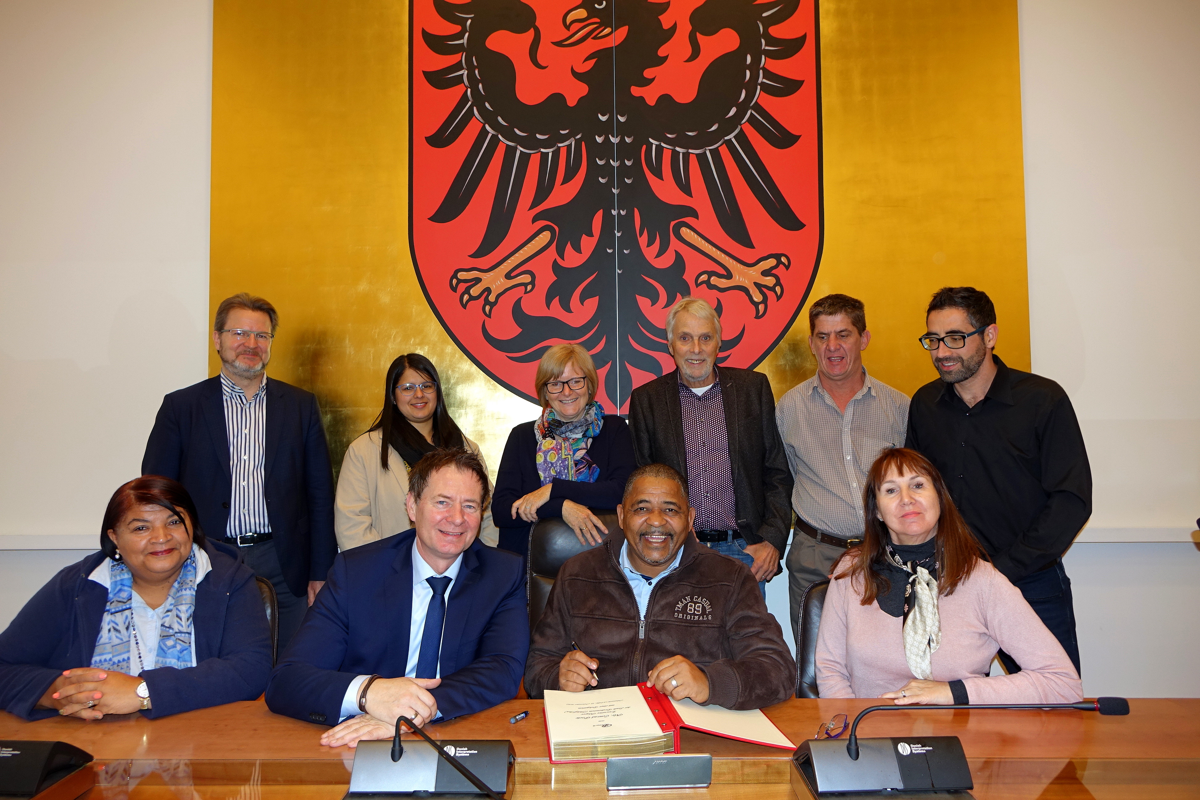 Eintrag ins Goldene Buch durch Bürgermeister Conrad Poole, auf dem Foto links daneben Oberbürgermeister Thomas Thumann und Gemeinderätin Rita Andreas (links) und Abteilungsleiterin Lauren Waring (rechts). Hintere Reihe (von links nach rechts): Amtsleiter für Nachhaltigkeitsförderung Ralf Mützel, Umweltmanagerin Cindy Winter, Stadträtin Ruth Dorner, Stadtrat Rainer Hortolani, Gemeinderat Reinhardt van Nieuwenhuyzen und Klimaschutzmanager Hidir Altinok.
Foto: Dr. Franz Janka/Stadt Neumarkt Leider haben wir keinen Alternativtext zu diesem Bild, aber wir arbeiten daran.