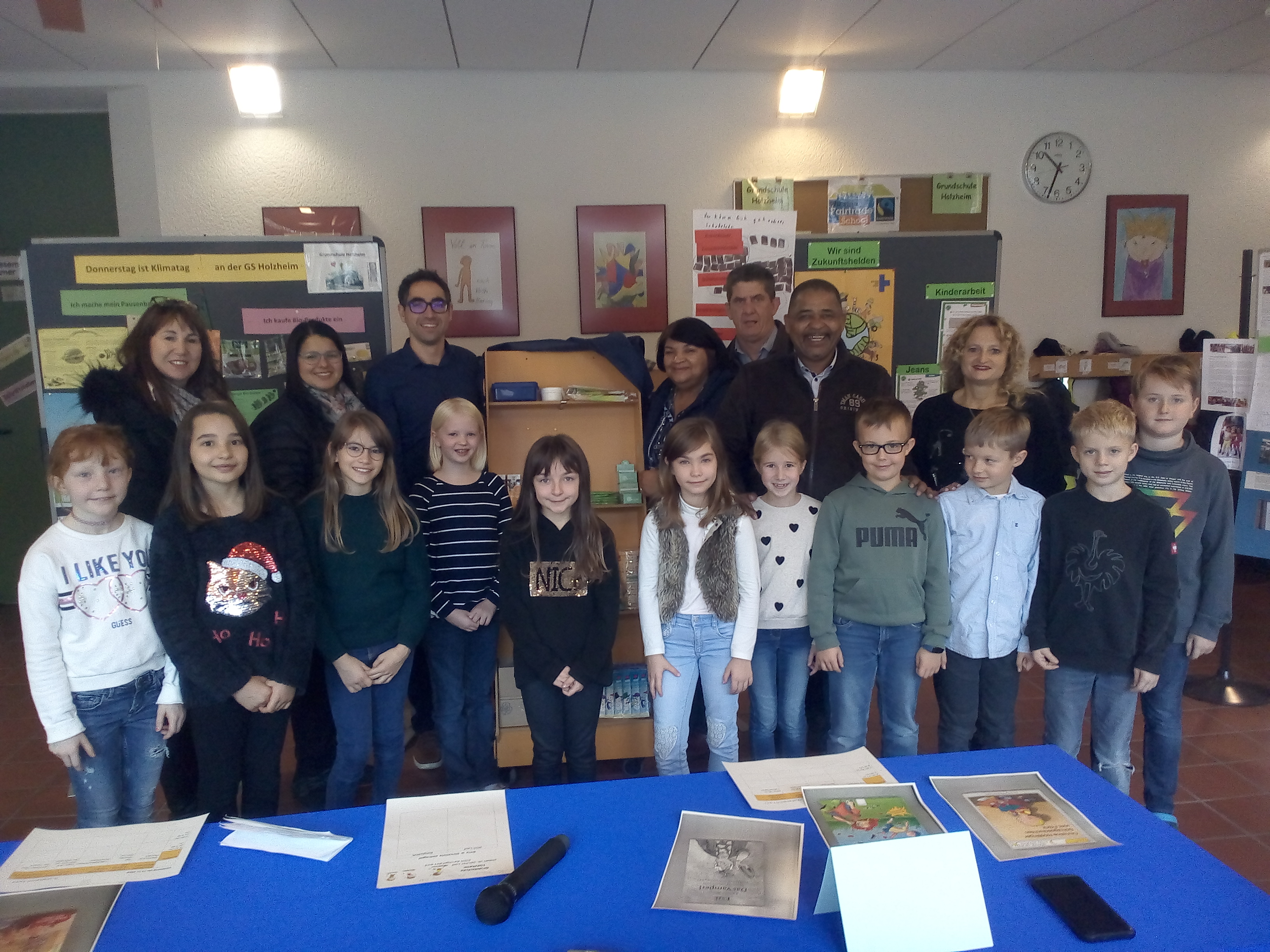 Foto Grundschule Holzheim (Ralf Mützel):
An der Fairtrade School Holzheim holte sich die südafrikanische Delegation Anregungen für die Umsetzung einer Fairtrade School in ihrer Heimatgemeinde Drakenstein. Leider haben wir keinen Alternativtext zu diesem Bild, aber wir arbeiten daran.