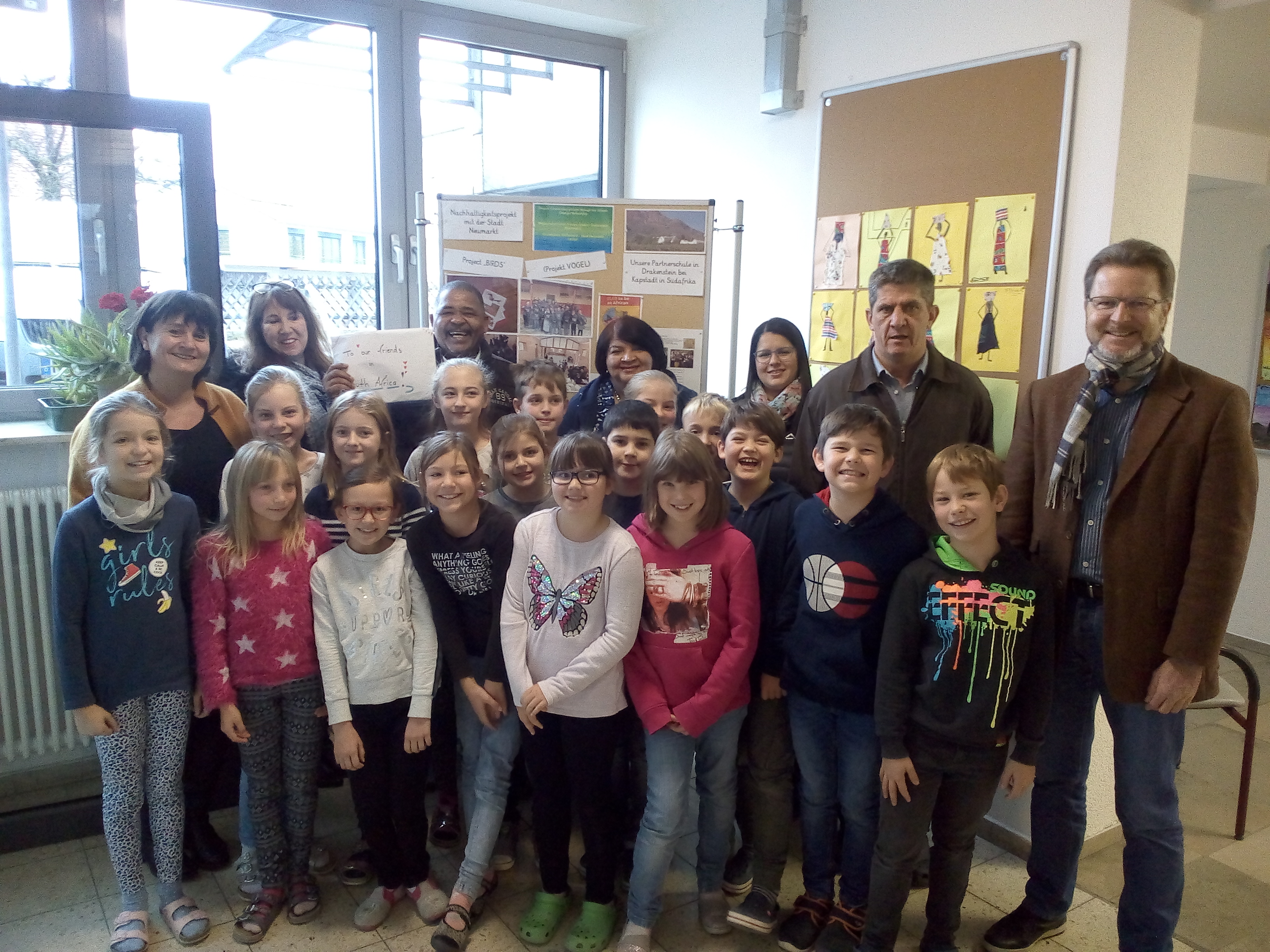 Foto Grundschule Woffenbach (Hidir Altinok)
Von den Schülerinnen und Schülern der Grundschule Woffenbach hat Bürgermeister Conrad Poole einen dicken Umschlag mit Briefen der Kinder erhalten, die er in seiner südafrikanischen Heimat an die Partnerschule überreichen wird. Leider haben wir keinen Alternativtext zu diesem Bild, aber wir arbeiten daran.