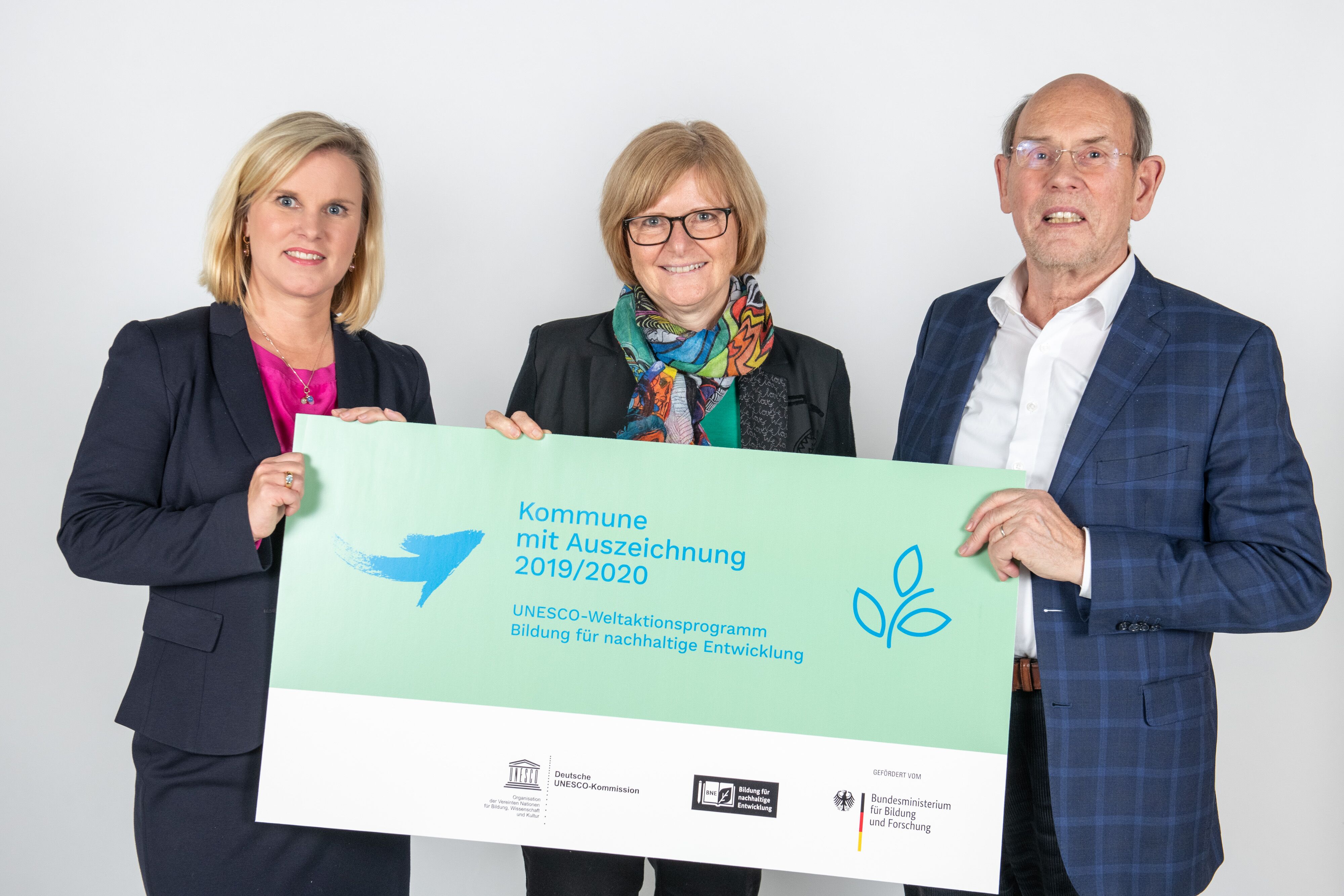 Foto (Quelle: Deutsche UNESCO-Kommission e.V.): Neumarkt ist eine Kommune mit Auszeichnung im Rahmen des UNESCO Weltaktionsprogramms Bildung für nachhaltige Entwicklung. Die Übergabe der Auszeichnung an Stadträtin Ruth Dorner (Mitte) wurde von Dr. Catrin Hannken, Referatsleiterin im Bundesministerium für Bildung und Forschung und Walter Hirche, Deutsche UNESCO-Kommission in Berlin vorgenommen. Leider haben wir keinen Alternativtext zu diesem Bild, aber wir arbeiten daran.