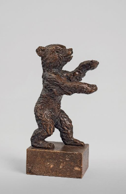 Renée Sintenis, Berliner Bär, 1956, Bronze. Foto: Bernd Sinterhauf, Berlin. Leider haben wir keinen Alternativtext zu diesem Bild, aber wir arbeiten daran.