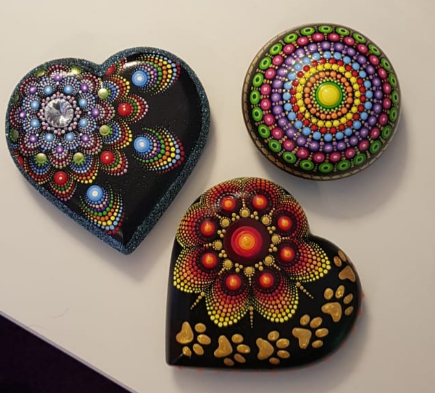 Dotpainting-Dosen von Nina Gulder Leider haben wir keinen Alternativtext zu diesem Bild, aber wir arbeiten daran.