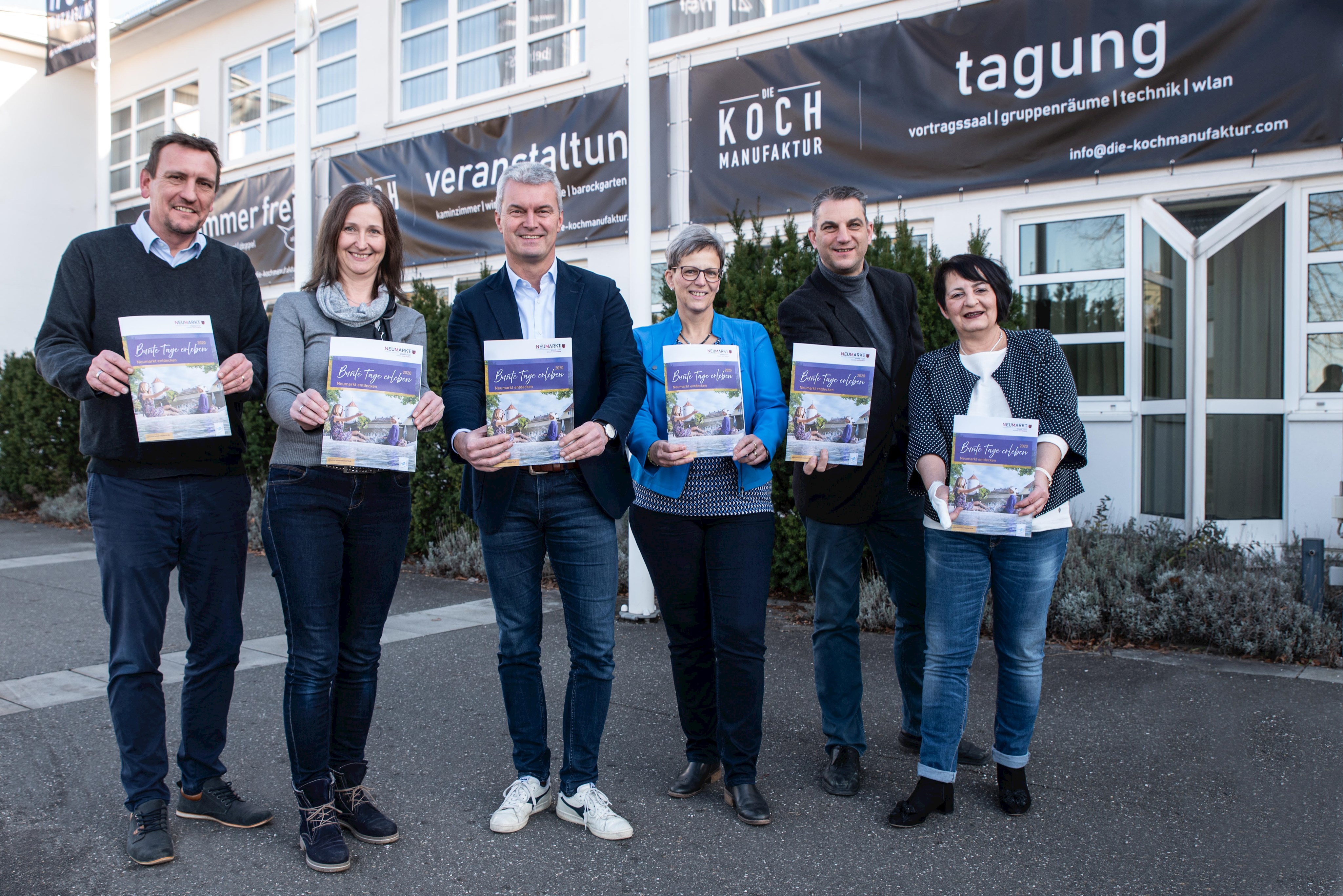 Präsentation der neuen Broschüre für das Jahr 2020 mit allen Beteiligten neben Herrn Lorenz Heri (links), Betreiber des neuen Gästehaus i 49 Neumarkt.
Foto: Tourismusverband Neumarkt Leider haben wir keinen Alternativtext zu diesem Bild, aber wir arbeiten daran.