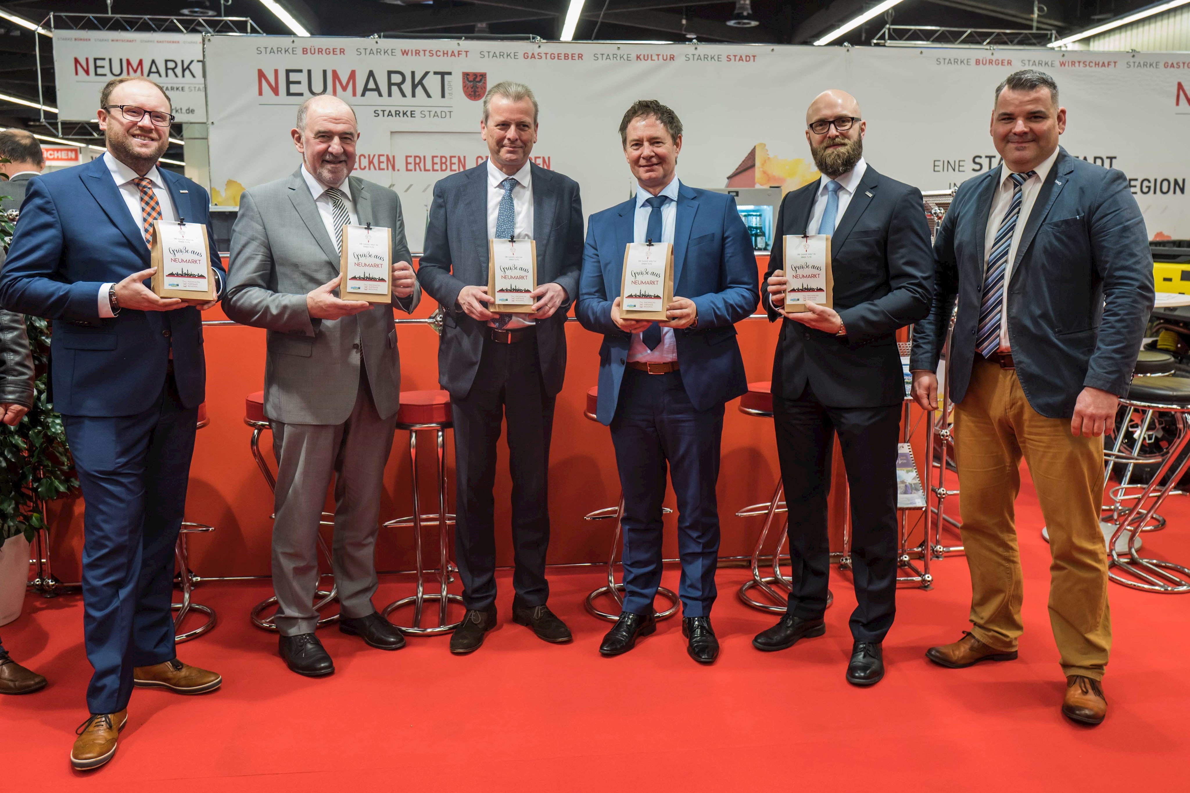 Oberbürgermeister Thomas Thumann begrüßt Nürnbergs Oberbürgermeister Dr. Ulrich Maly und Landrat Willibald Gailler am Neumarkter Stand, dazu links Henning Könicke und rechts Thilo Könicke, die beiden Geschäftsführer der AFAG Messen und Ausstellungen GmbH sowie Christian Rastätter vom Amt für Wirtschaftsförderung der Stadt Neumarkt (ganz rechts)
Foto: David Häuser/Stadt Neumarkt Leider haben wir keinen Alternativtext zu diesem Bild, aber wir arbeiten daran.