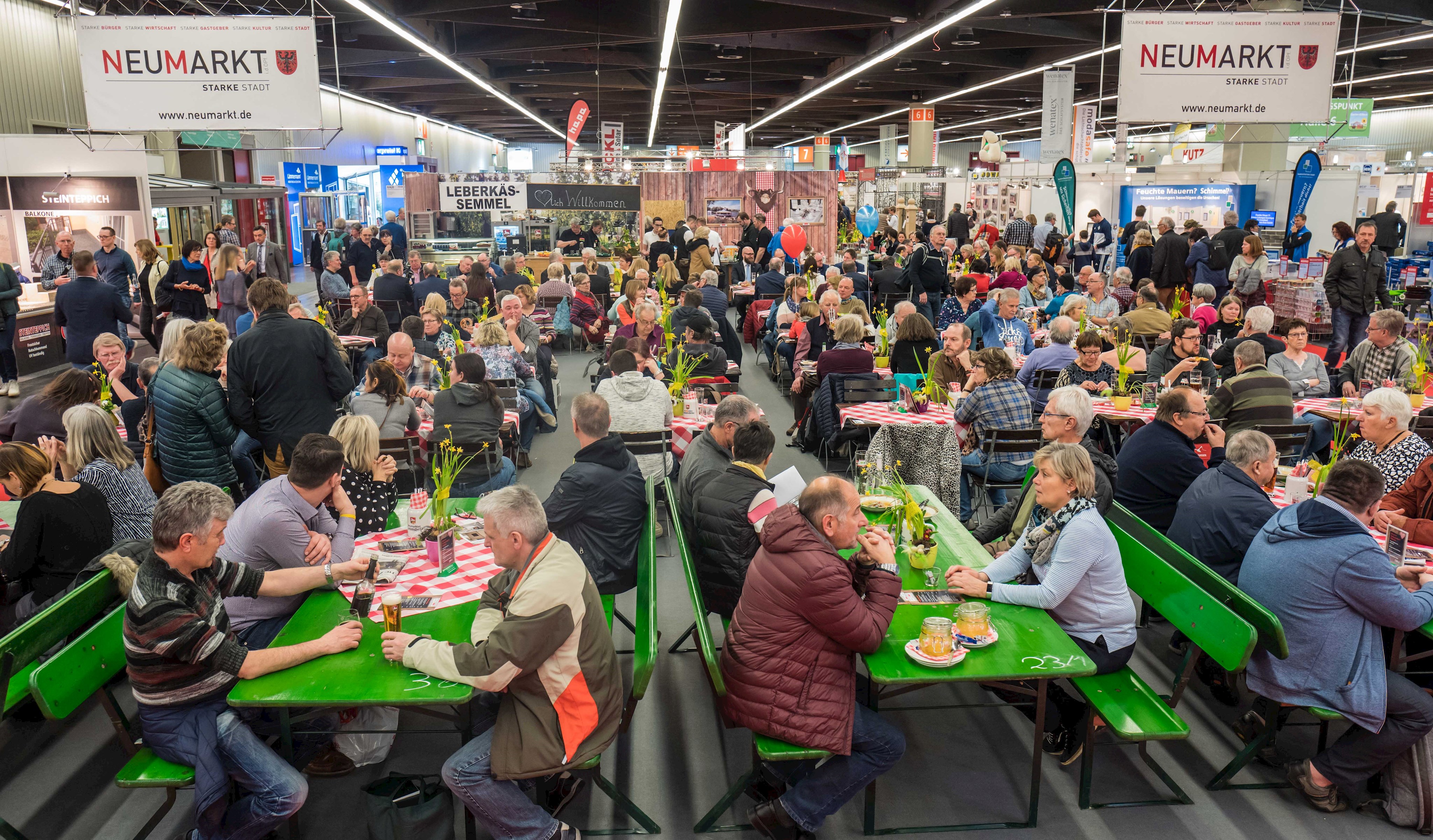 Zentraler Anlaufpunkt des Neumarkter Gemeinschaftsstandes ist der Biergarten,
Foto: David Häuser/Stadt Neumarkt Leider haben wir keinen Alternativtext zu diesem Bild, aber wir arbeiten daran.