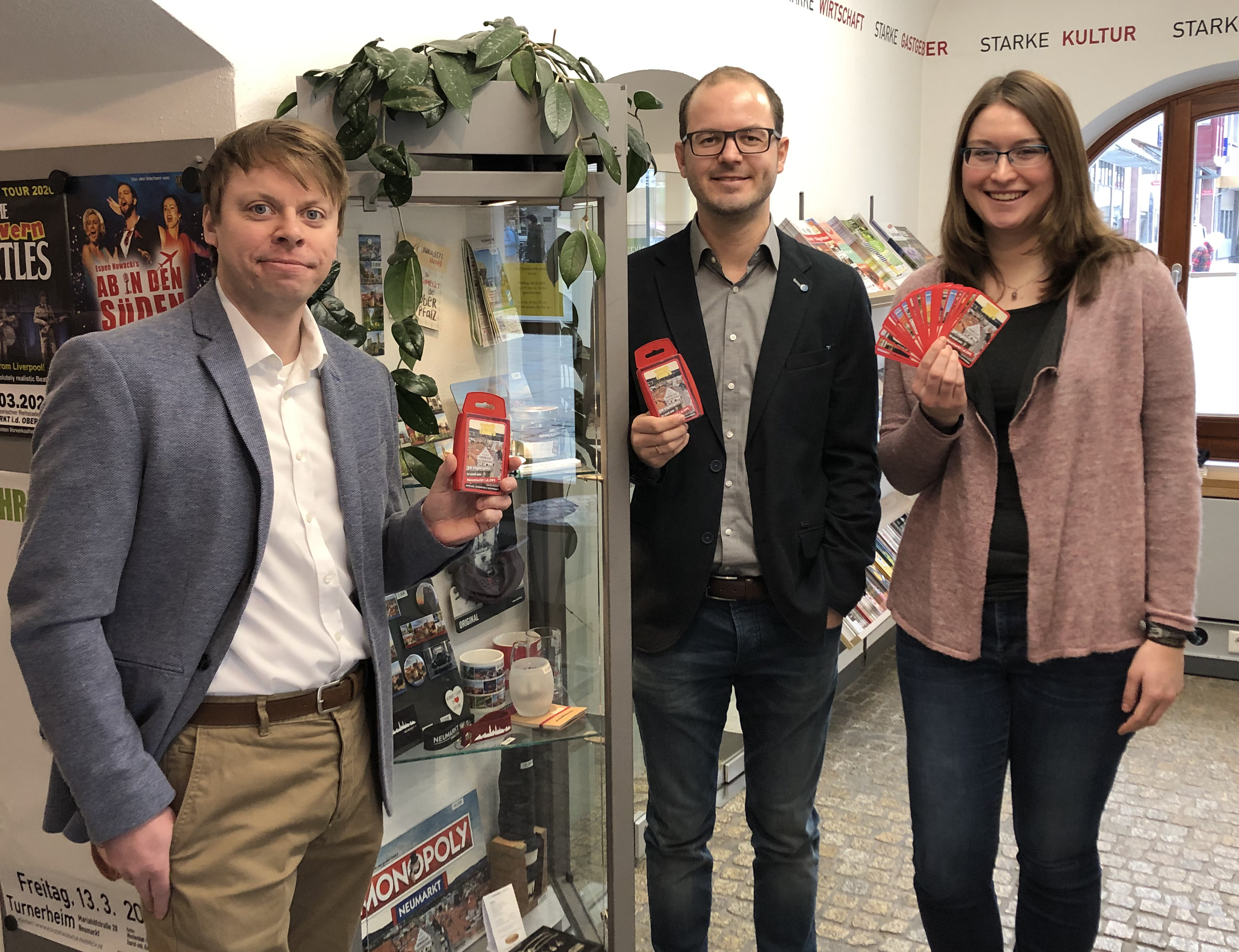Bild:Christian Eisner, Matthias Auhuber und Anita Korndörfer bei der Präsentation des Kartenspiels.
Fotograf: Rainer Seitz Leider haben wir keinen Alternativtext zu diesem Bild, aber wir arbeiten daran.