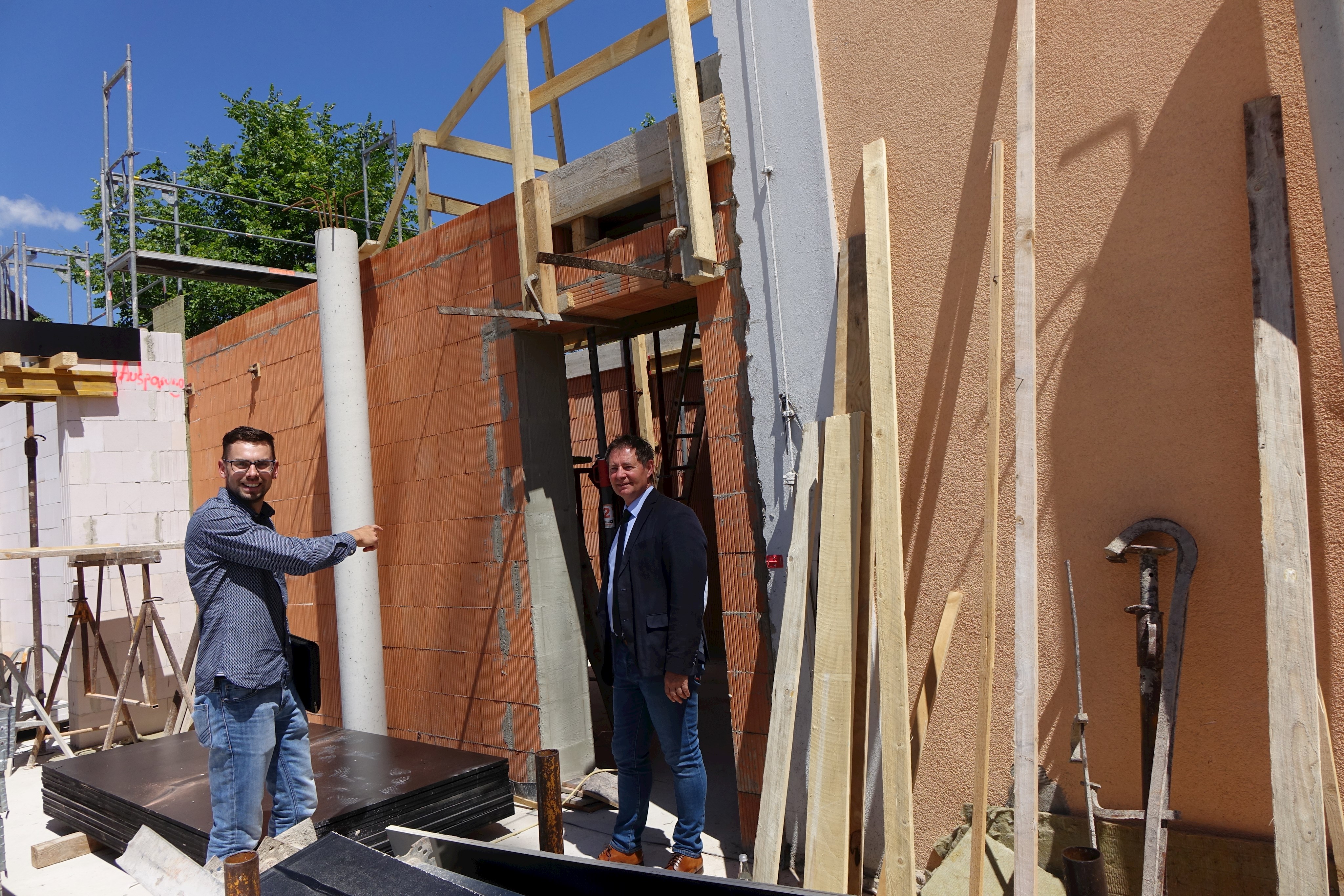 Der Anbau für Treppe und Aufzug.JPG Leider haben wir keinen Alternativtext zu diesem Bild, aber wir arbeiten daran.