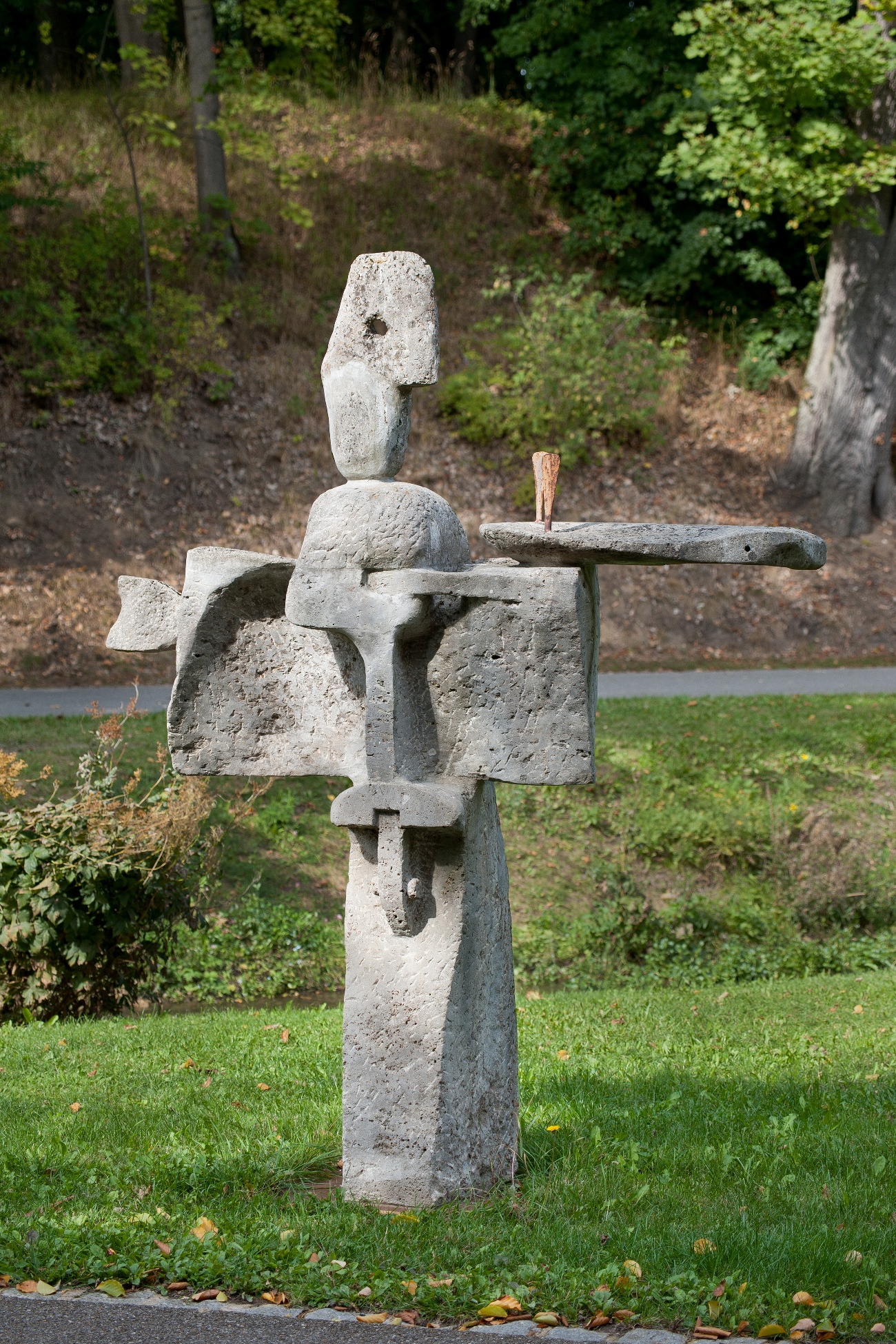 Lothar Fischers Steinskulptur „Humpty-Dumpty sits on a horse“ von 1964/65 im Außenbereich des Museums. Foto: Andreas Pauly. Leider haben wir keinen Alternativtext zu diesem Bild, aber wir arbeiten daran.