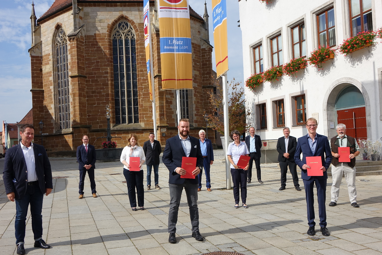 Oberbürgermeister Thomas Thumann, Oberrechtsrat Andreas Werner, Simone Lerzer, Matthias Schmalzl, Marco Heydolph, Ltd. Verwaltungsdirektor Josef Graf, Anja Pisching, Personalratsvorsitzender Jürgen Weber, Stadtbaumeister Matthias Seemann, Daniel Gottschalk und Michael Mayer (v. li.)
Foto: Dr. Franz Janka/Stadt Neumarkt Leider haben wir keinen Alternativtext zu diesem Bild, aber wir arbeiten daran.