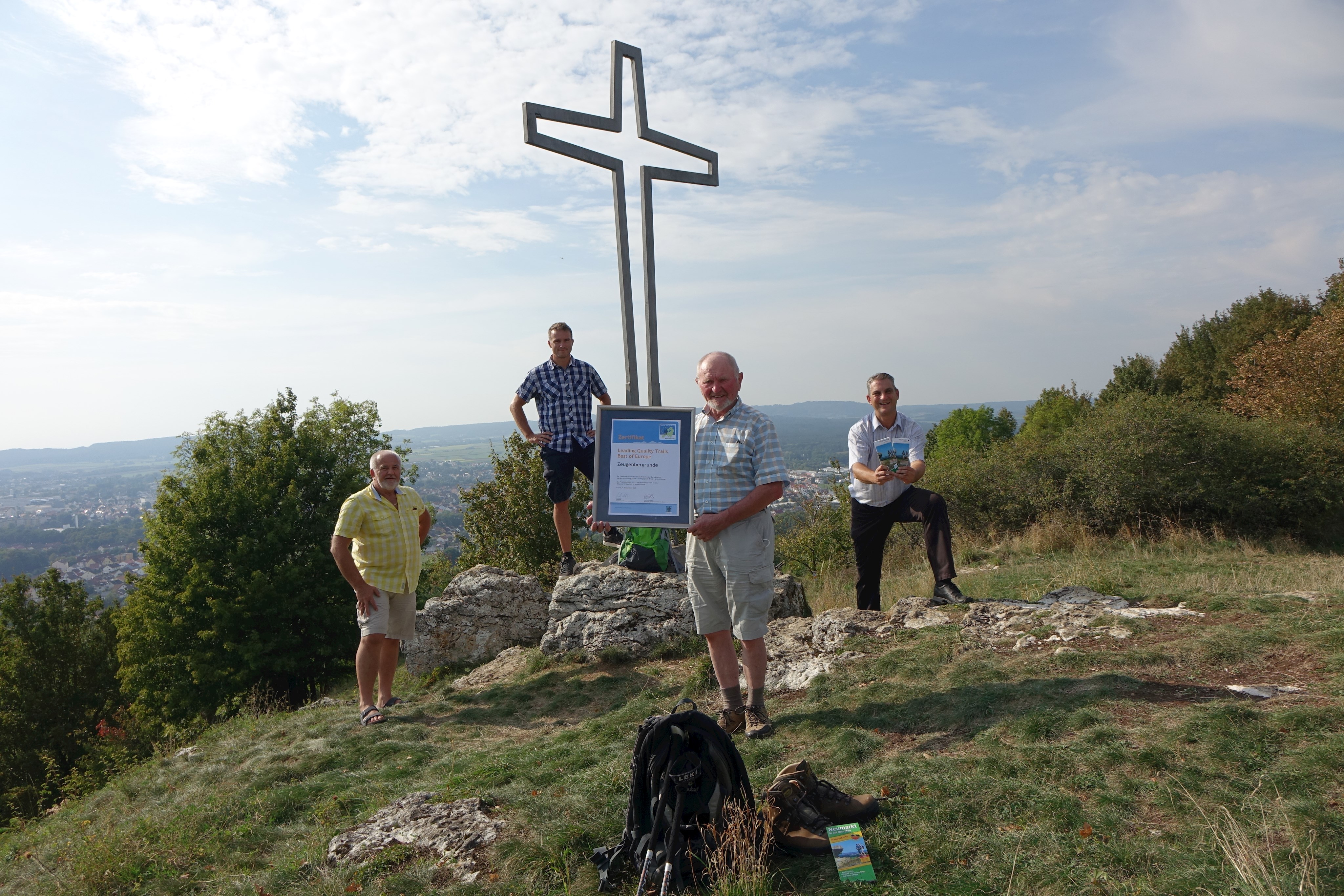 Freude über die Auszeichnung am Gipfelkreuz Wolfstein: Georg Ziegler, Andreas Schmidt, Michael Platzer und Rainer Seitz (von links)
Foto: Dr. Franz Janka / Stadt Neumarkt Leider haben wir keinen Alternativtext zu diesem Bild, aber wir arbeiten daran.