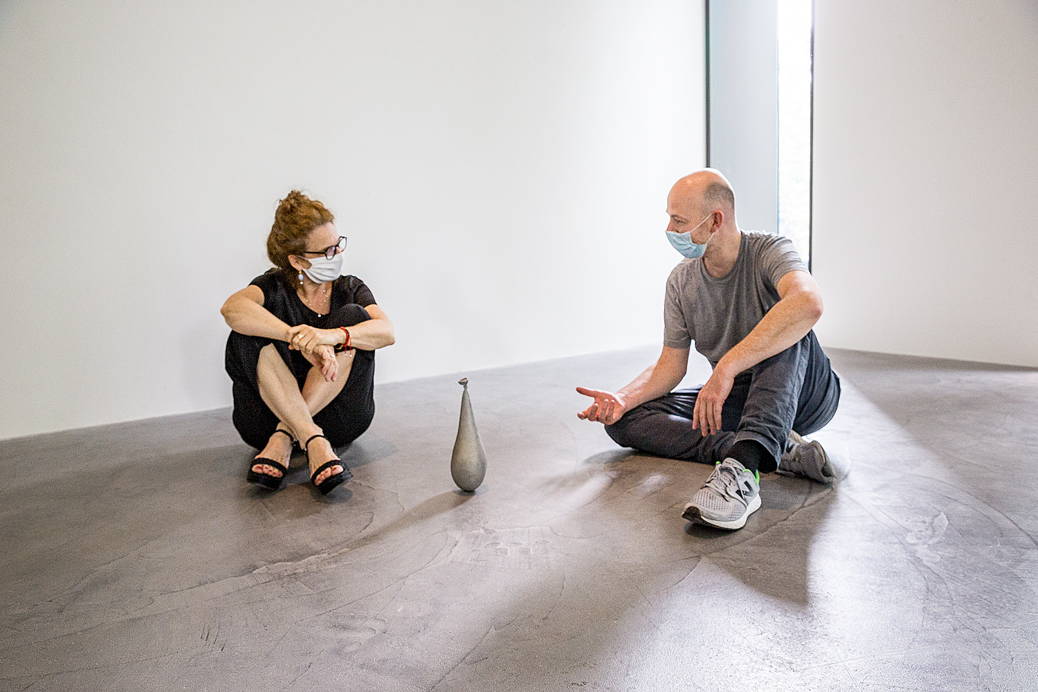Museumsleiterin Dr. Pia Dornacher und Künstler Benjamin Houlihan in der Ausstellung. Foto Marcus Rebmann Leider haben wir keinen Alternativtext zu diesem Bild, aber wir arbeiten daran.