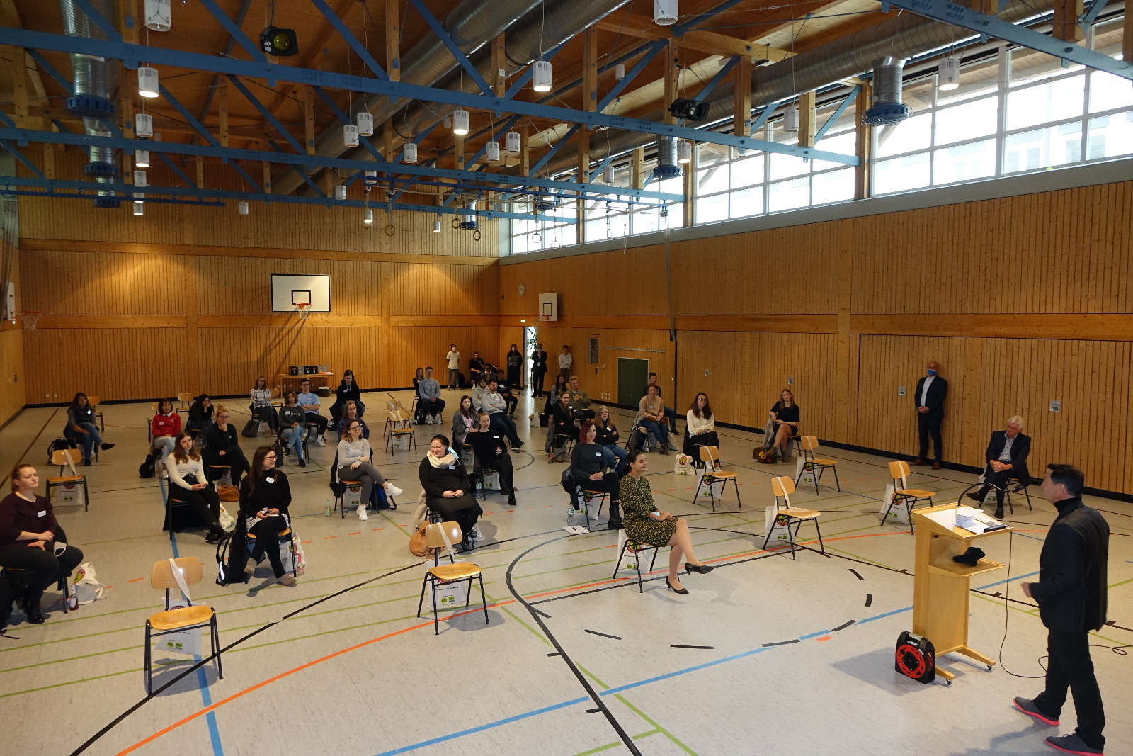 Prof. Dr. Grewe begrüßt Studienanfänger.jpg Leider haben wir keinen Alternativtext zu diesem Bild, aber wir arbeiten daran.