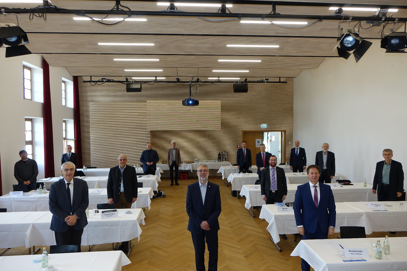 Verwaltungs- und Rechtsausschuss tagt in Neumarkt, Erste Reihe von links: Dr. Manfred Riederle, Oberbürgermeister Jürgen Schröppel und Oberbürgermeister Thomas Thumann
Foto: Dr. Franz Janka/Stadt Neumarkt Leider haben wir keinen Alternativtext zu diesem Bild, aber wir arbeiten daran.