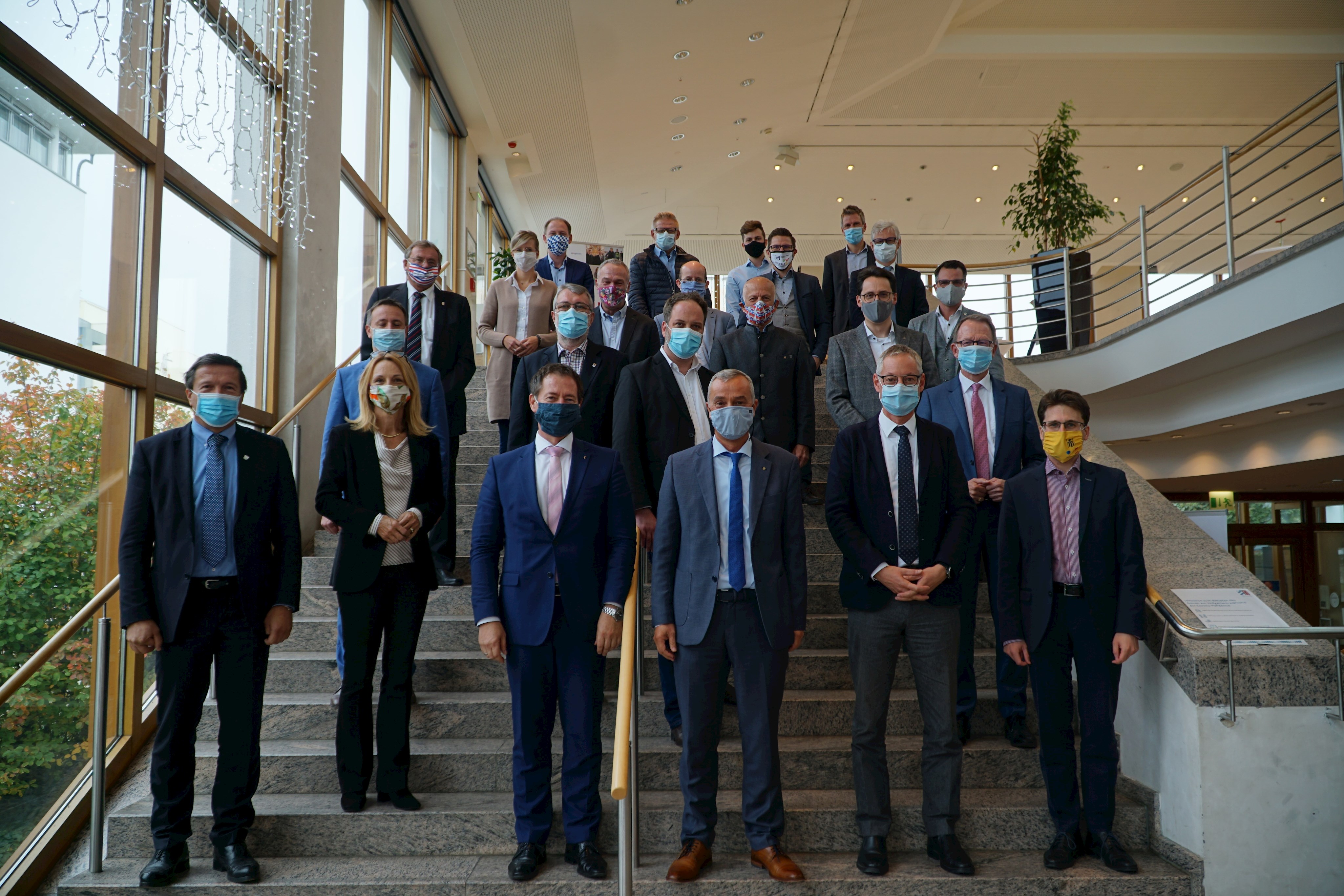 Oberbürgermeister Thomas Thumann beim Treffen der Großen Kreisstädte in Günzburg (vordere Reihe: 4. Von rechts)
Foto: Bayerischer Städtetag Leider haben wir keinen Alternativtext zu diesem Bild, aber wir arbeiten daran.