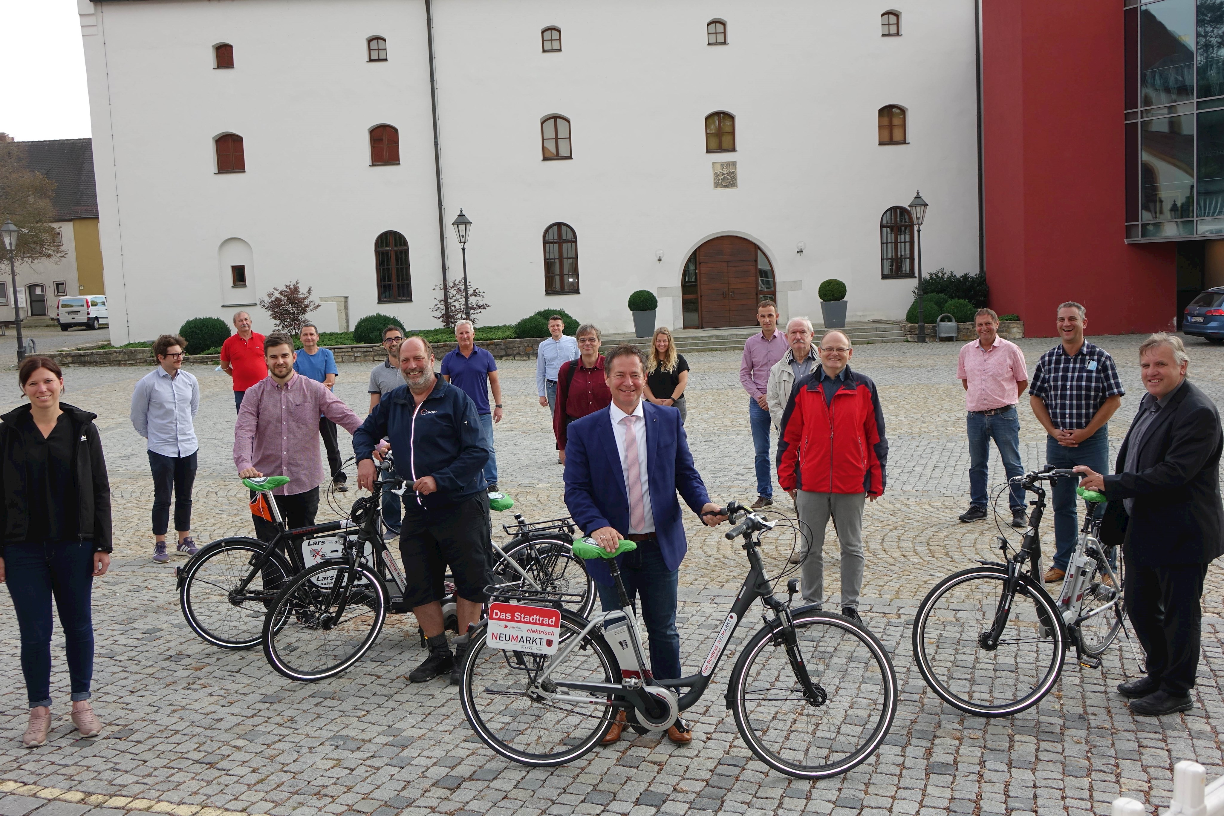 Nach Abschluss der Hauptbereisung
Vorne von links: Sarah Guttenberger, Felix Mühlbauer (mit Rad), Klaus Helgert (mit Rad), Oberbürgermeister Thomas Thumann (mit Rad), Martin Singer (rote Jacke) und Stadtbaumeister Matthias Seemann (mit Rad)
Foto: Dr. Franz Janka/Stadt Neumarkt Leider haben wir keinen Alternativtext zu diesem Bild, aber wir arbeiten daran.