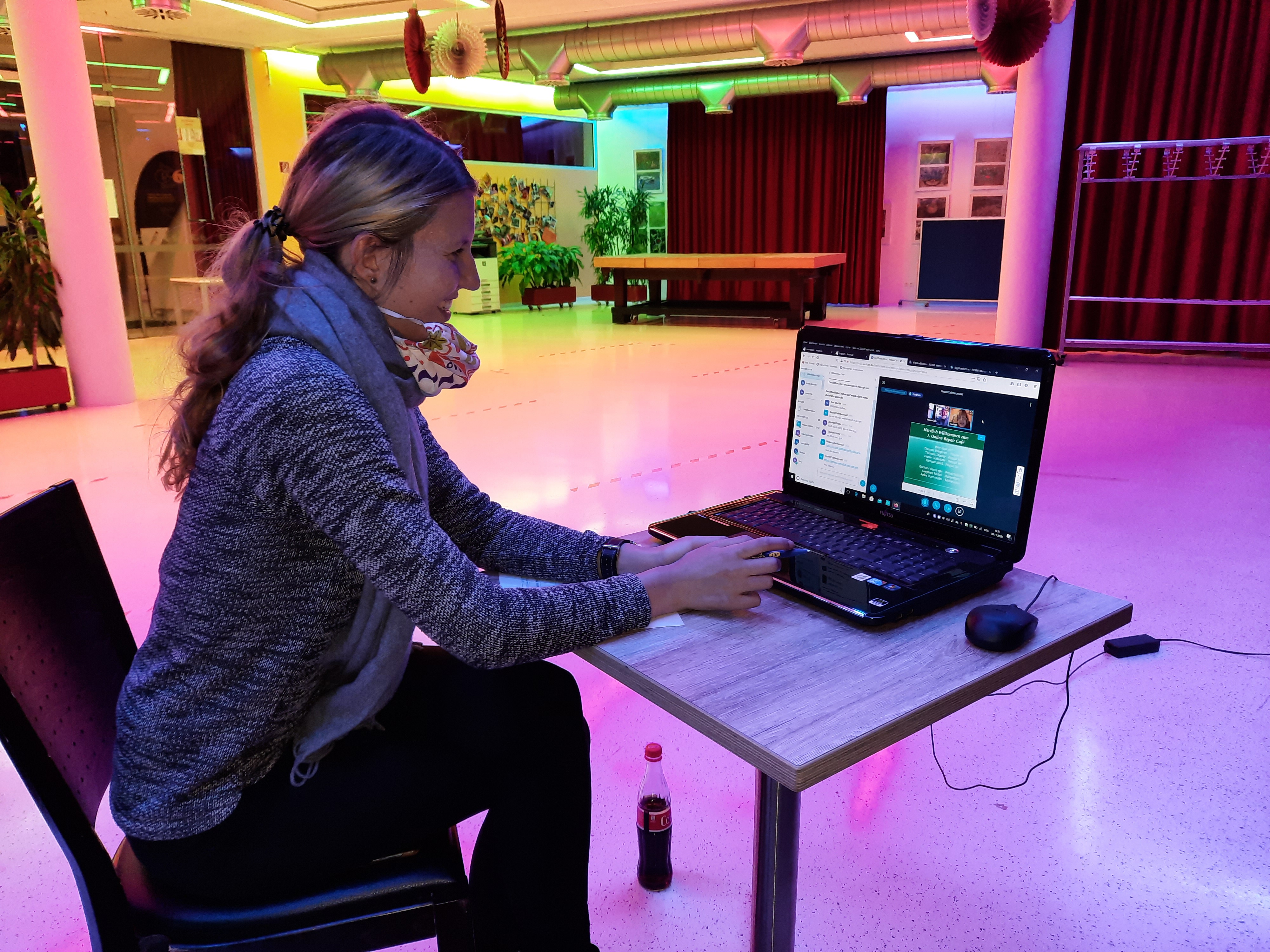 Anke beim Online-Repaircafé.jpg Leider haben wir keinen Alternativtext zu diesem Bild, aber wir arbeiten daran.