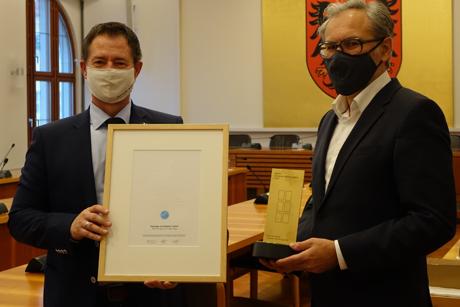Wohnbauprojekt ausgezeichnet: OB Thomas Thumann und Kurt Weber mit den Preisen (von links)
Foto: Dr. Franz Janka/Stadt Neumarkt Leider haben wir keinen Alternativtext zu diesem Bild, aber wir arbeiten daran.