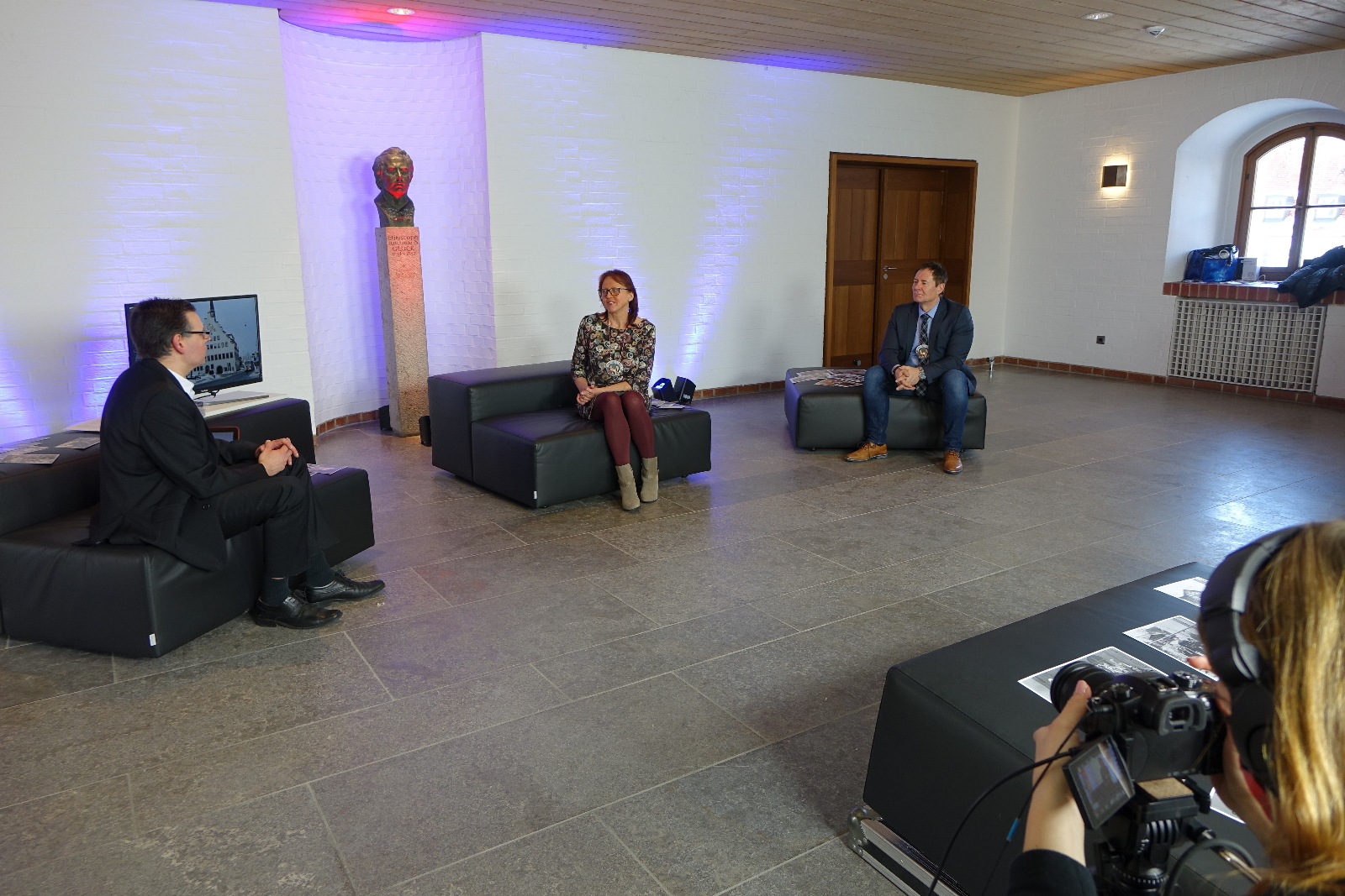 Aufzeichnung läuft derzeit, Moderator Ulrich Badura, Stadträtin Gisela Stagat und Oberbürgermeister Thomas Thumann (von links)
Foto: Dr. Franz Janka/Stadt Neumarkt Leider haben wir keinen Alternativtext zu diesem Bild, aber wir arbeiten daran.