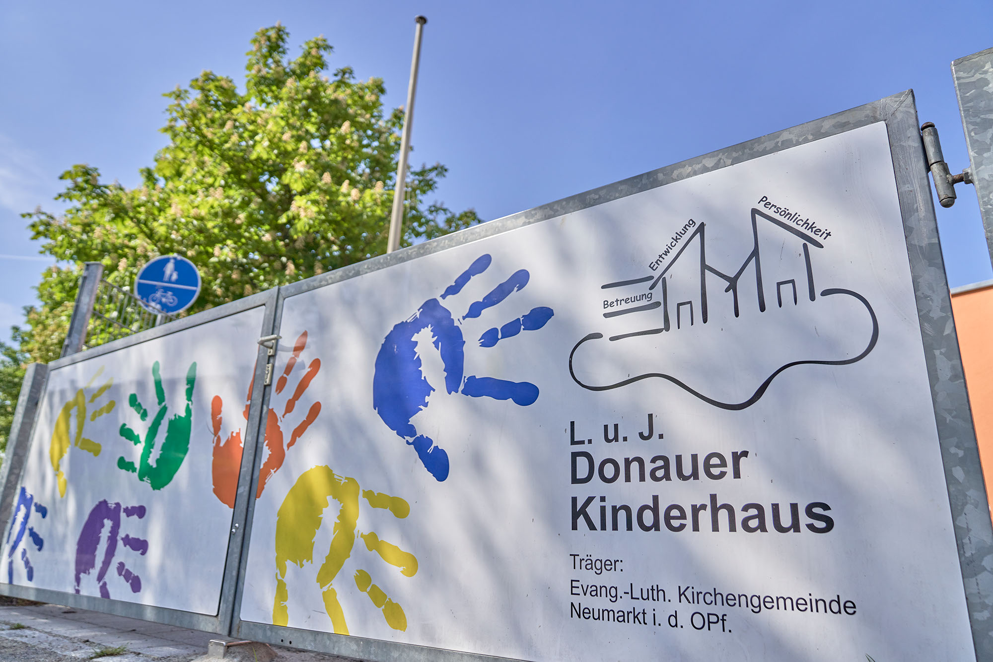 Donauer Kinderhaus Tor.jpg Leider haben wir keinen Alternativtext zu diesem Bild, aber wir arbeiten daran.