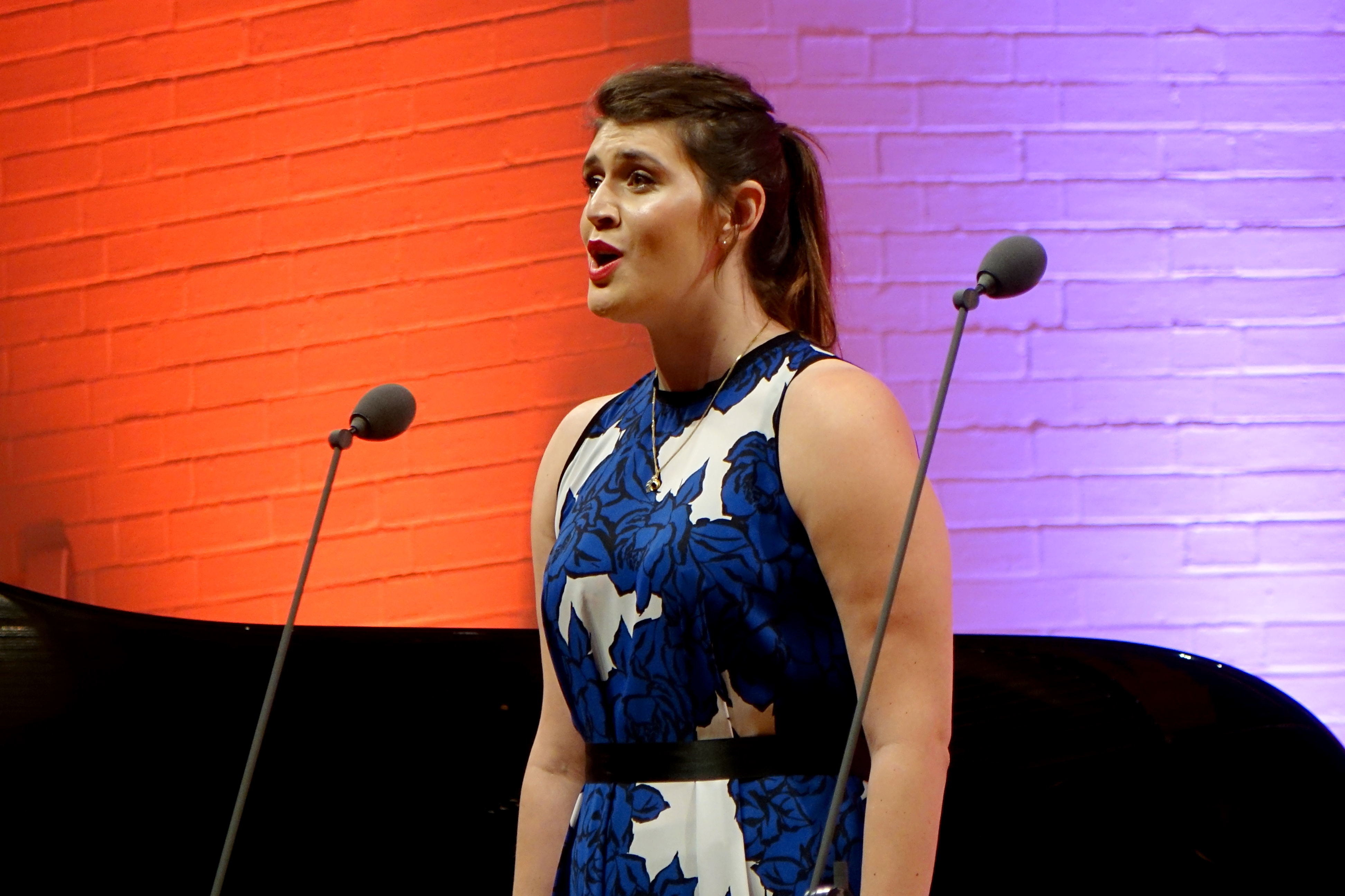 Noa Beinart bei der Veranstaltung Cabaret! im Rahmen der IMA 2017 - Foto: Dr. Franz Janka/Stadt Neumarkt Leider haben wir keinen Alternativtext zu diesem Bild, aber wir arbeiten daran.
