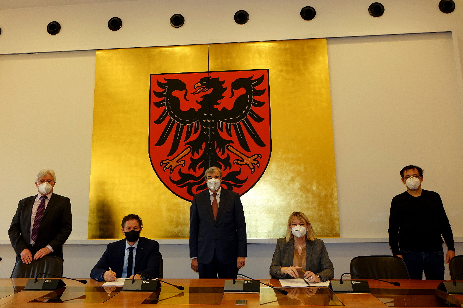Vertragsunterzeichnung zwischen Stadt und Hochschule, von links: Leitender Verwaltungsdirektor Josef Graf, Oberbürgermeister Thomas Thumann, Prof. Dr. Ralph Hartleben, Präsidentin Prof. Dr. Andrea Klug, Amtsleiter Wolfgang Wittl,
Foto: Dr. Franz Janka/Stadt Neumarkt Leider haben wir keinen Alternativtext zu diesem Bild, aber wir arbeiten daran.