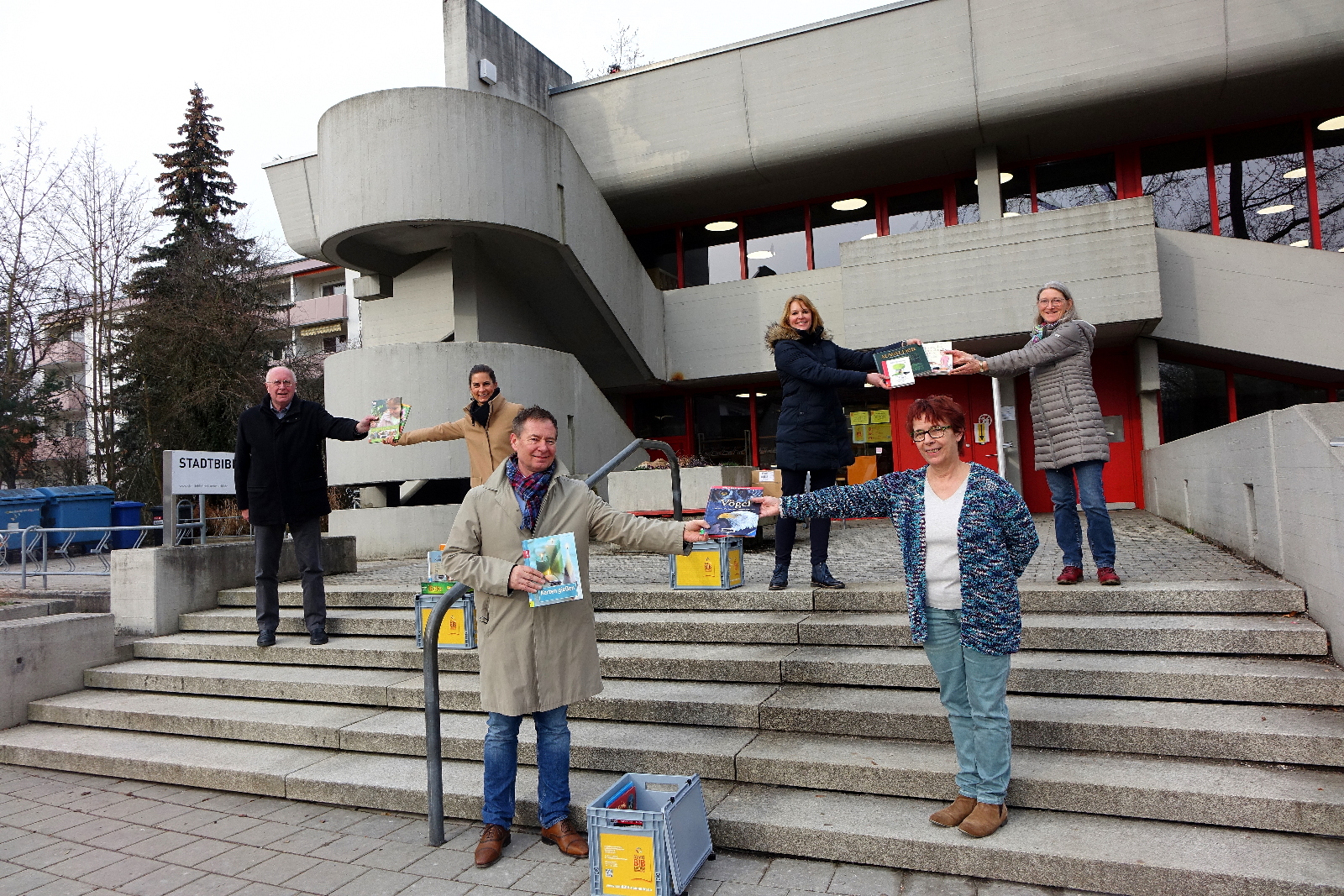 Stadt spendet Bücher und Medien an Senioreneinrichtungen