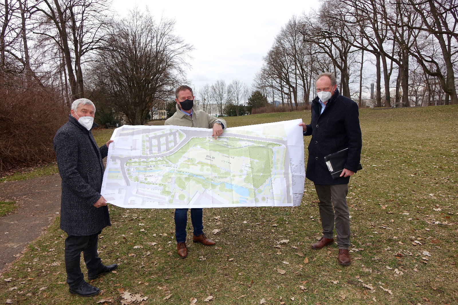 Oberbürgermeister Thomas Thumann (Mitte) informiert zusammen mit Werner Schütt (rechts) den Bundestagsabgeordneten Alois Karl (links) über die nächsten Schritte bei der geplanten Umgestaltung des Stadtparks
Foto: Dr. Franz Janka/Stadt Neumarkt Leider haben wir keinen Alternativtext zu diesem Bild, aber wir arbeiten daran.