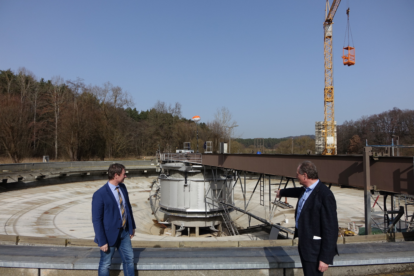 Einbau ist erfolgt - Oberbürgermeister Thomas Thumann (links) und Werner Schütt (rechts)
Fotos: Dr. Franz Janka/Stadt Neumarkt Leider haben wir keinen Alternativtext zu diesem Bild, aber wir arbeiten daran.